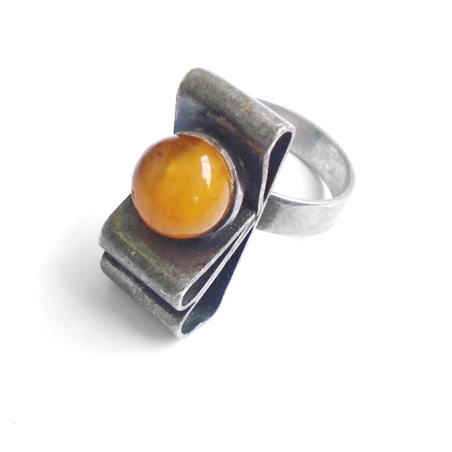 Mid-Century Modern Vintage Silver and Amber Designer Ribbon Ring For Sale