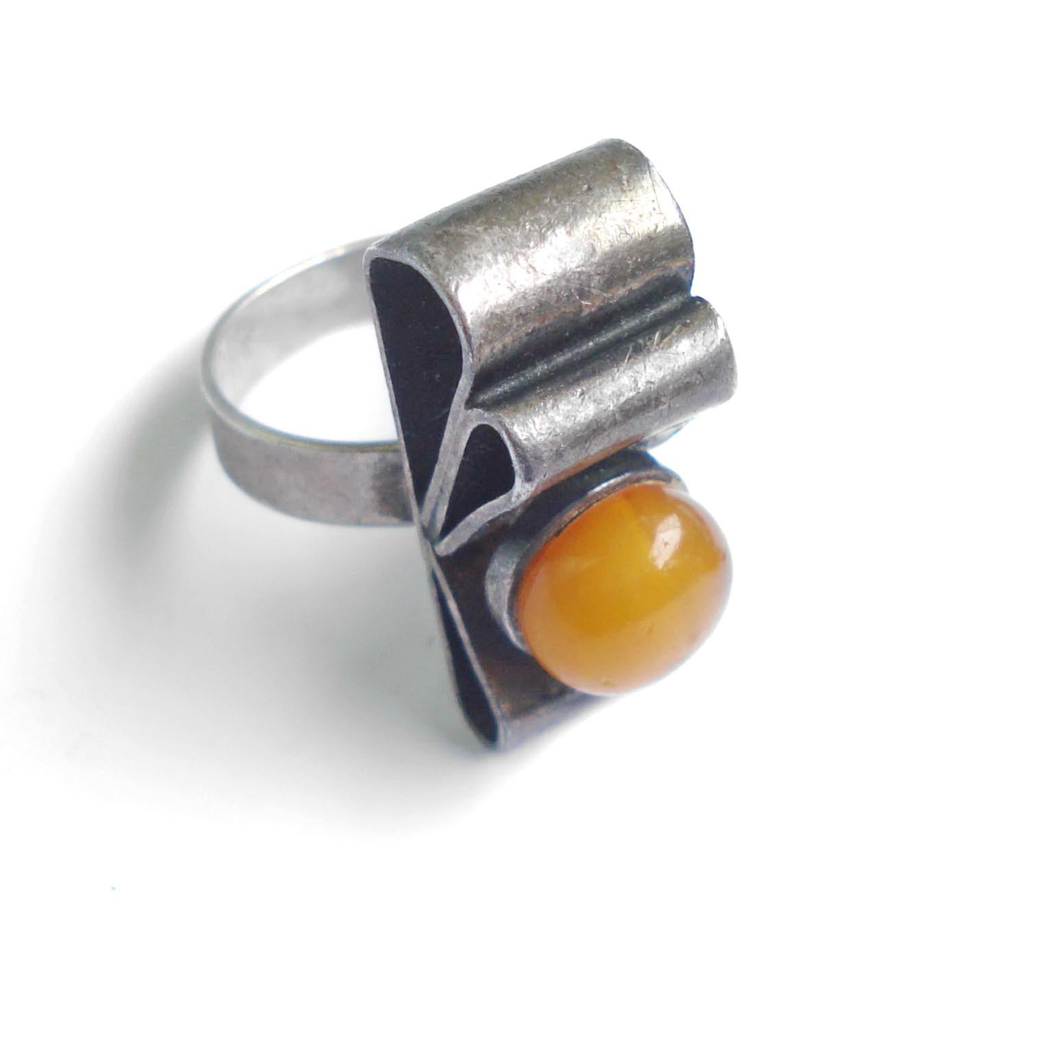 Vintage Silver and Amber Designer Ribbon Ring In Good Condition For Sale In Bochum, NRW