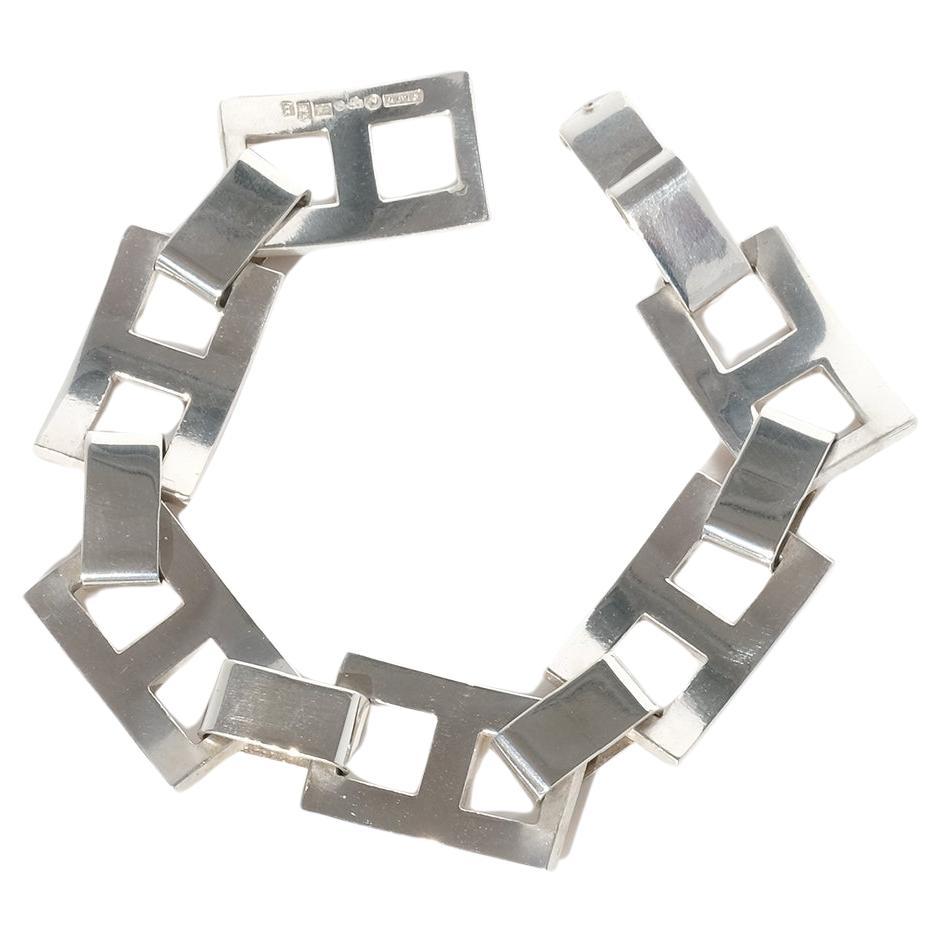 Dieses Silberarmband besteht aus vergoldeten Rechtecken, die durch breite Silberglieder miteinander verbunden sind. Das Armband lässt sich mit einer Faltschließe leicht schließen.

Das Design des Armbands ermöglicht es, dass es schön am Handgelenk