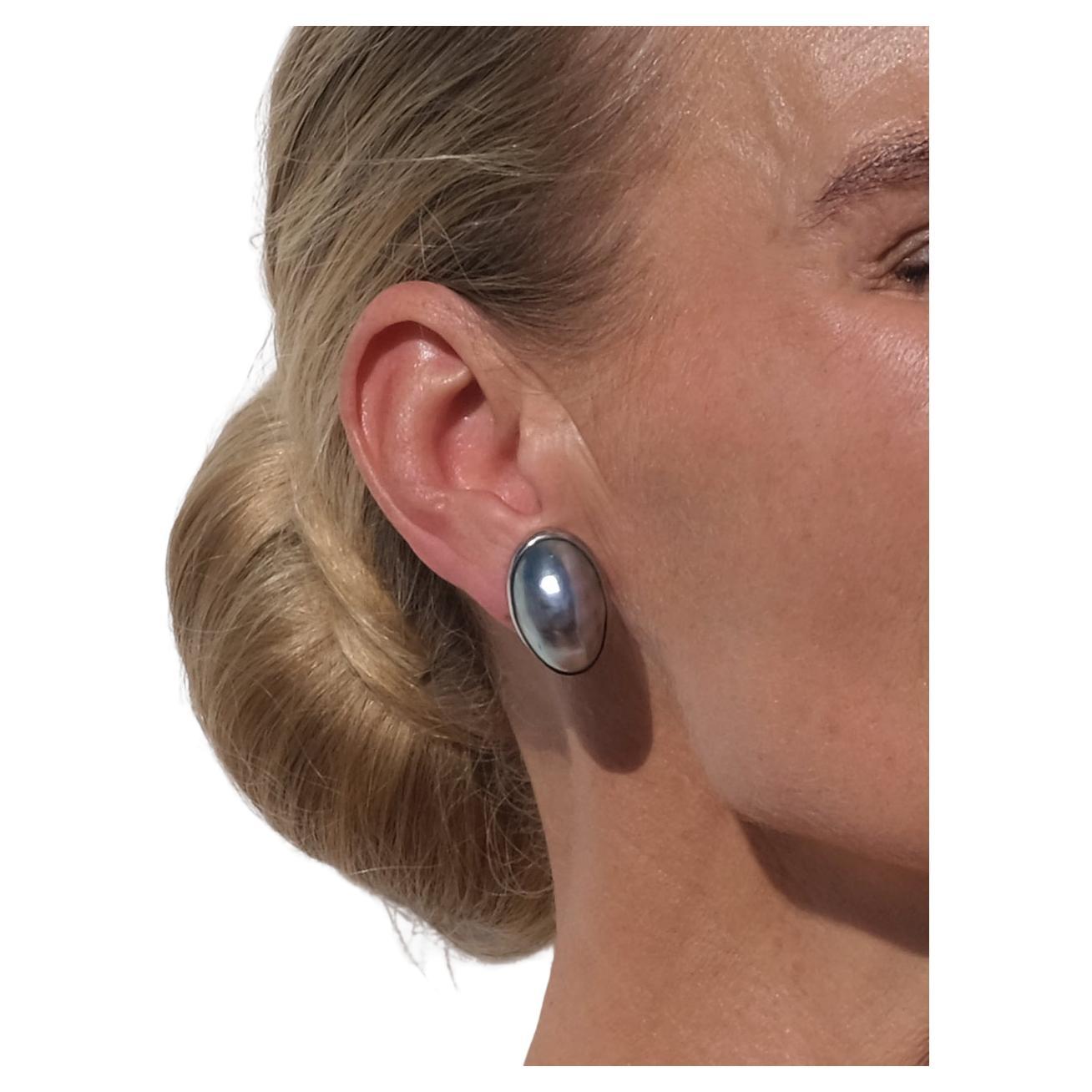 Orecchini a clip in argento e madreperla grigia d
epoca in vendita