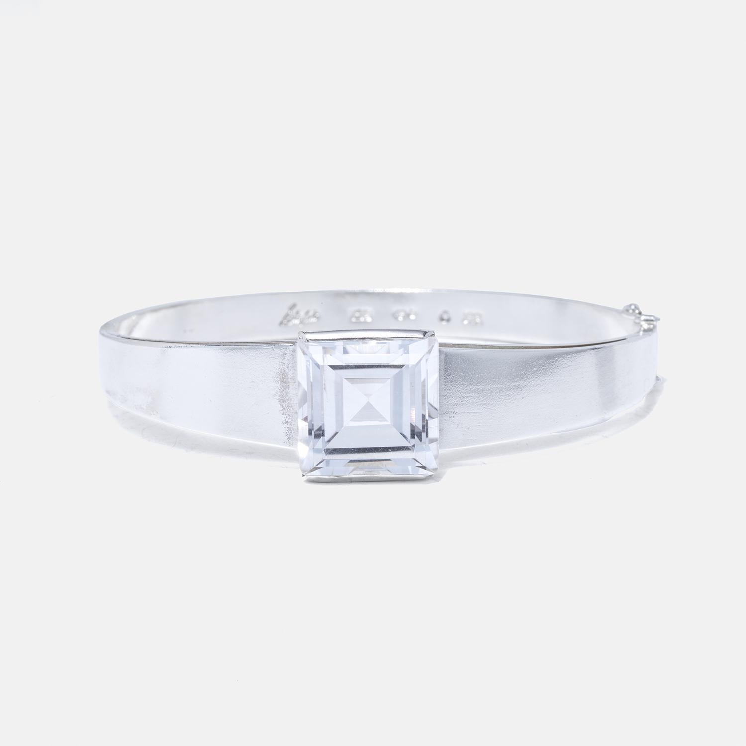 Questo bracciale in argento presenta un design classico che si integra perfettamente con la bellezza intrinseca del cristallo di rocca quadrato e sfaccettato.

Eleva la tua collezione con un pezzo che trascende le tendenze, raccontando una storia di