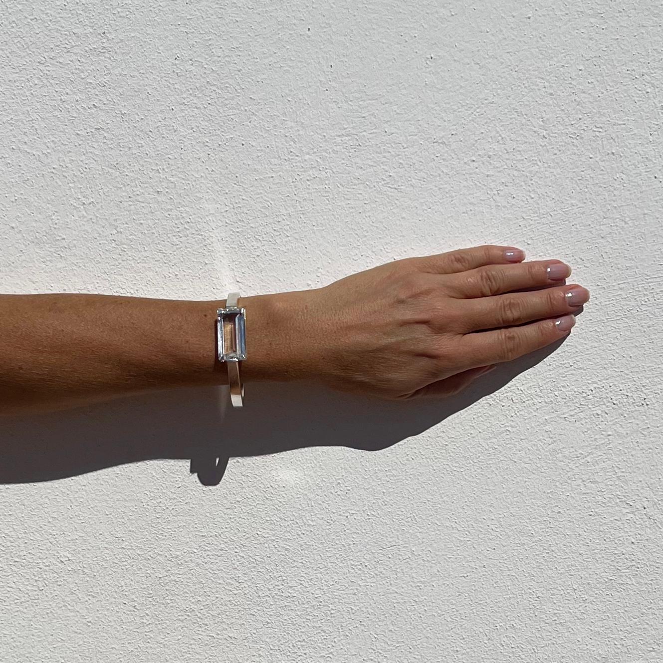 This silver bracelet is adorned with a faceted, baguette-cut rock crystal. It closes easily with a box clasp with a safety catch.

The bracelet shows typical characteristics for this time, such as the straight geometric shapes, the matte surface and