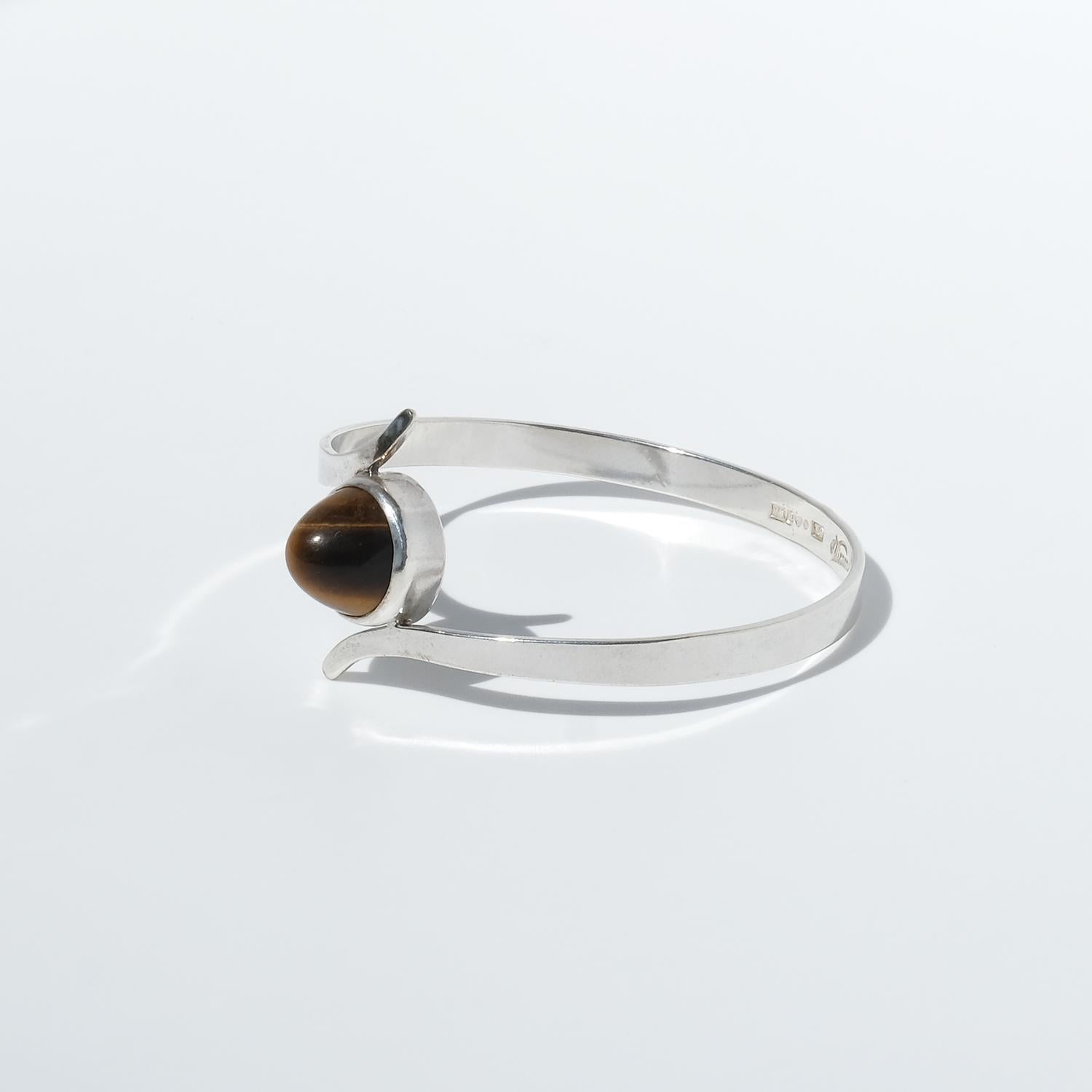 Bracciale fisso d'argento e occhio di tigre d'epoca, realizzato dallo svedese Victor Jansson nel 1969 In condizioni buone in vendita a Stockholm, SE