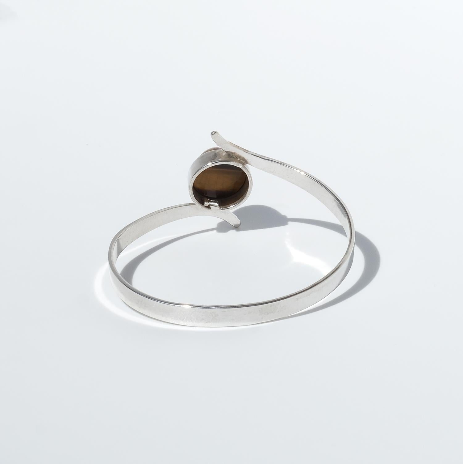 Bracciale fisso d'argento e occhio di tigre d'epoca, realizzato dallo svedese Victor Jansson nel 1969 in vendita 1