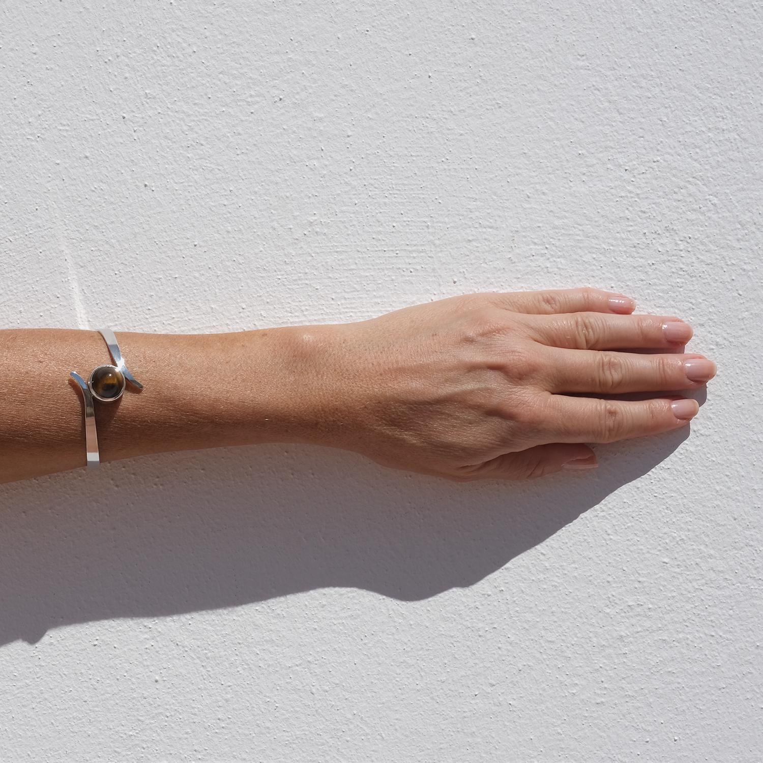 Bracciale fisso d'argento e occhio di tigre d'epoca, realizzato dallo svedese Victor Jansson nel 1969 in vendita 4