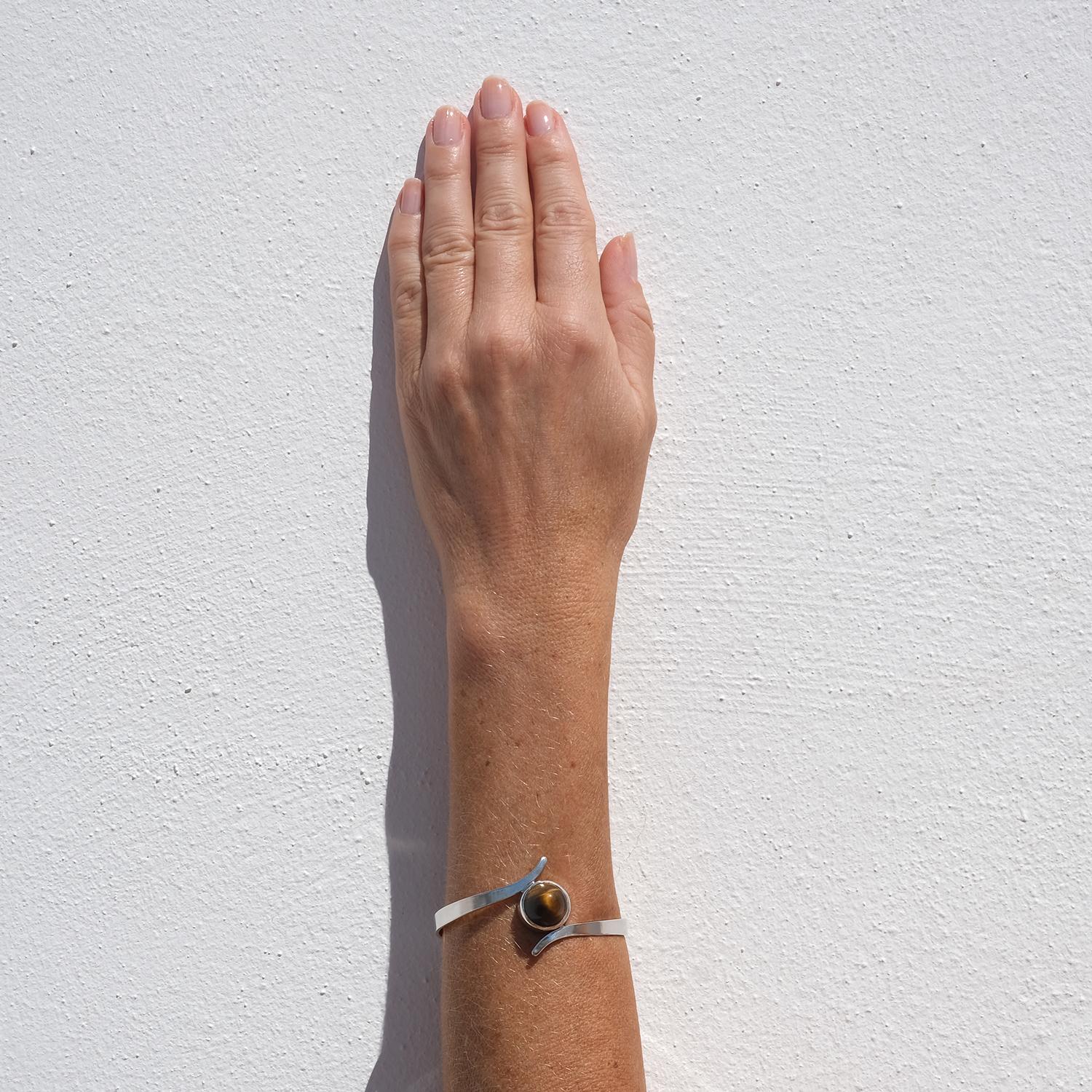 Bracciale fisso d'argento e occhio di tigre d'epoca, realizzato dallo svedese Victor Jansson nel 1969 in vendita 5