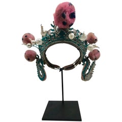 Chinesisches Operntheater-Kopfschmuck in Silber und Türkis in Rosa/Blau mit Pom Poms