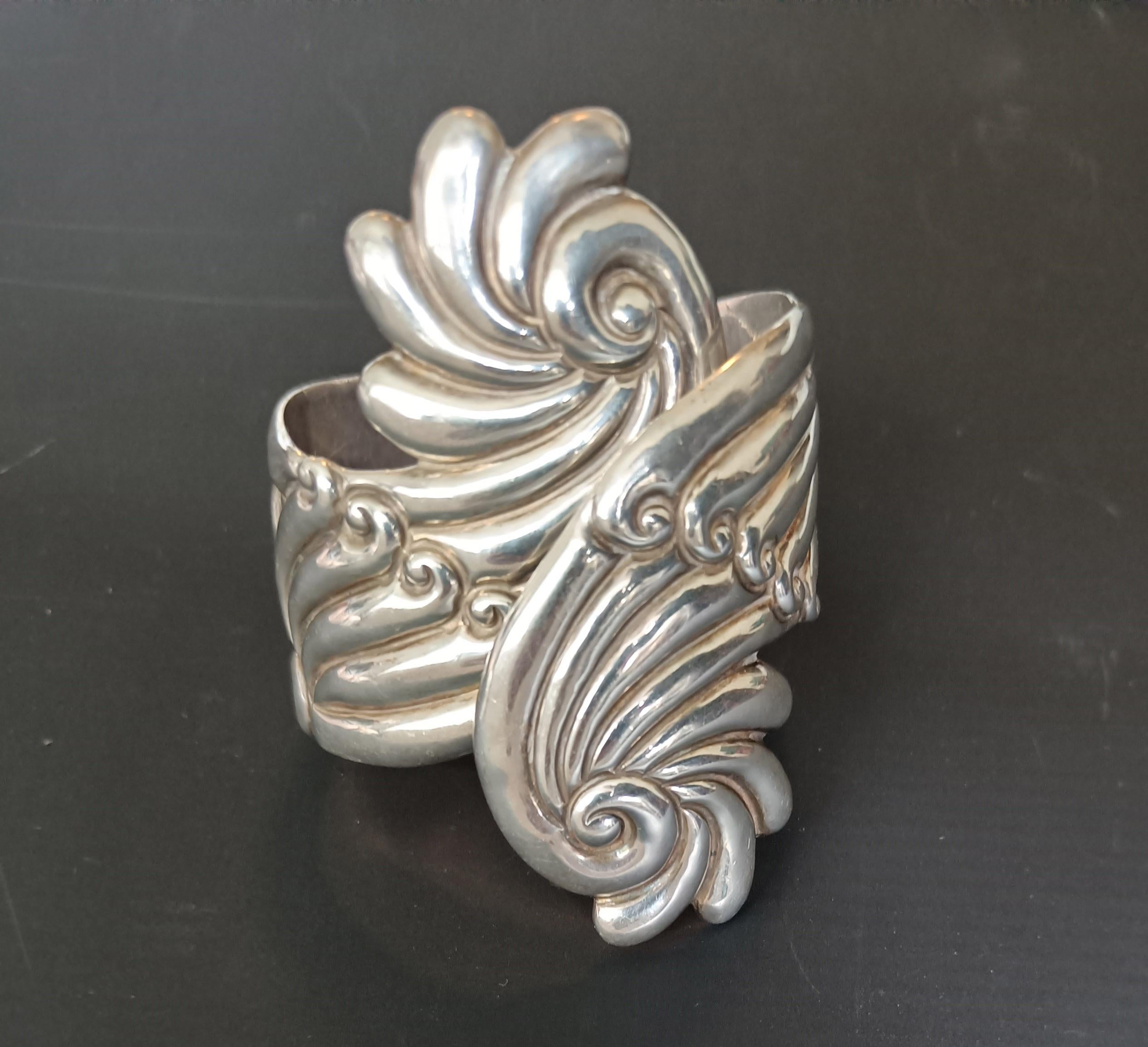  

Uno splendido bracciale vintage da collezione con chiusura a cerniera in argento, realizzato a Taxco Mexico e risalente agli anni Settanta. Questo splendido pezzo dettagliato presenta un design tradizionale di ispirazione azteca. Corpo cavo