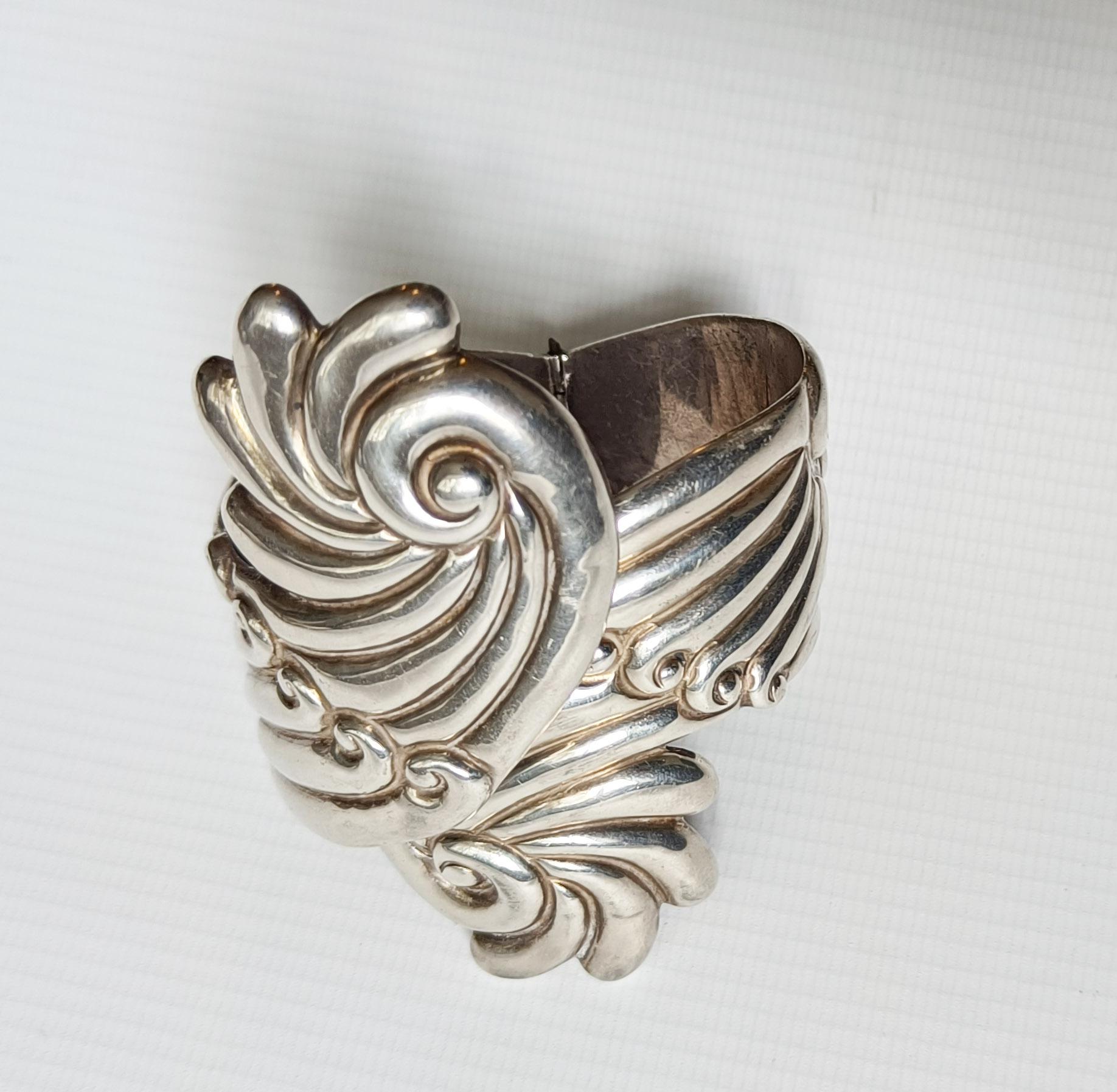 XX secolo Bracciale d'argento d'epoca con disegno azteco Taxco Mexico in vendita