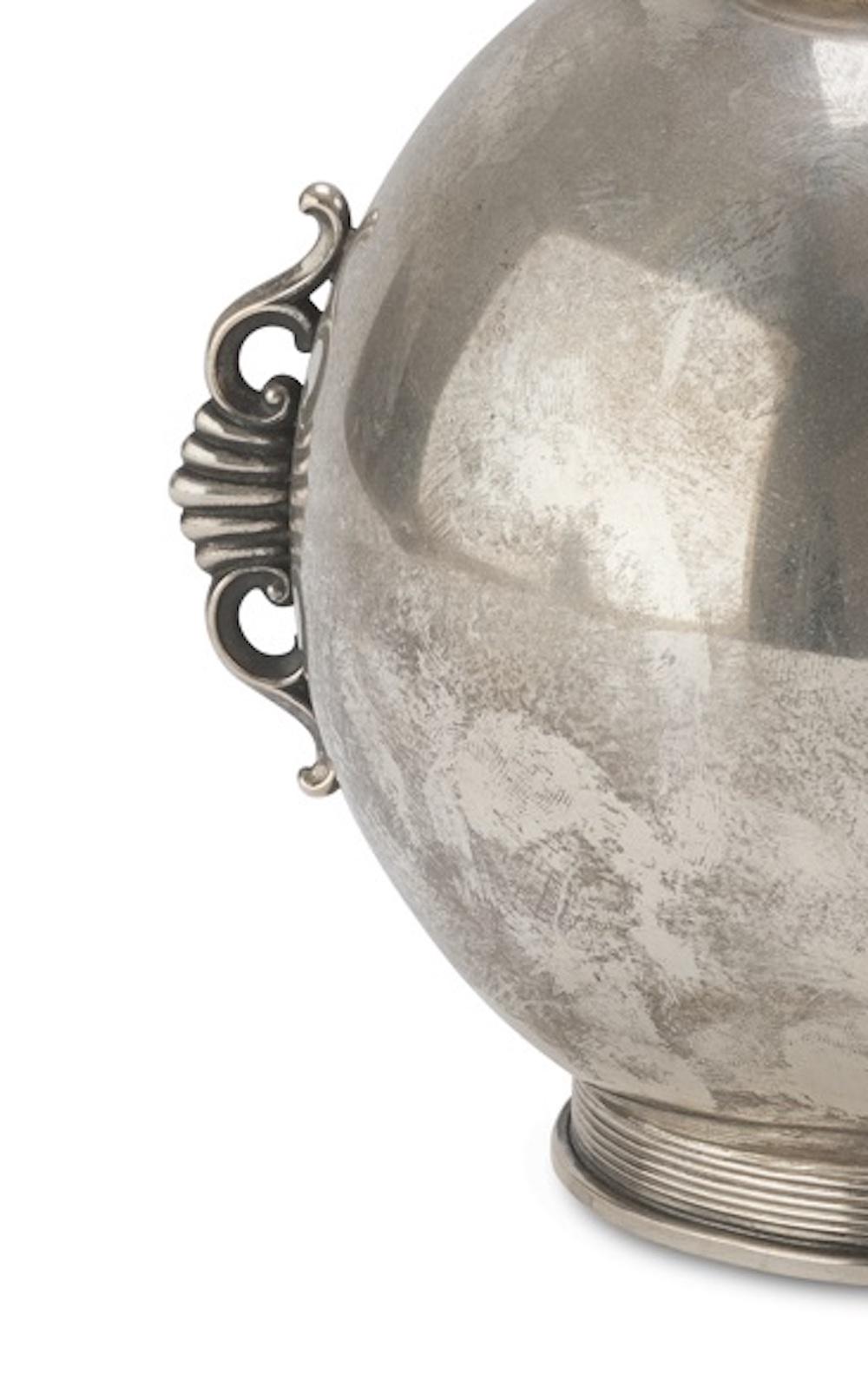 This silver ball jar is an original decorative object realized between the 1944 and the 1968.

Made in Italy. Realized by Ricci & Co.

Titled 800/1000. Total weight: gr. 332.

Mint conditions.

Very beautiful Italian object realized in