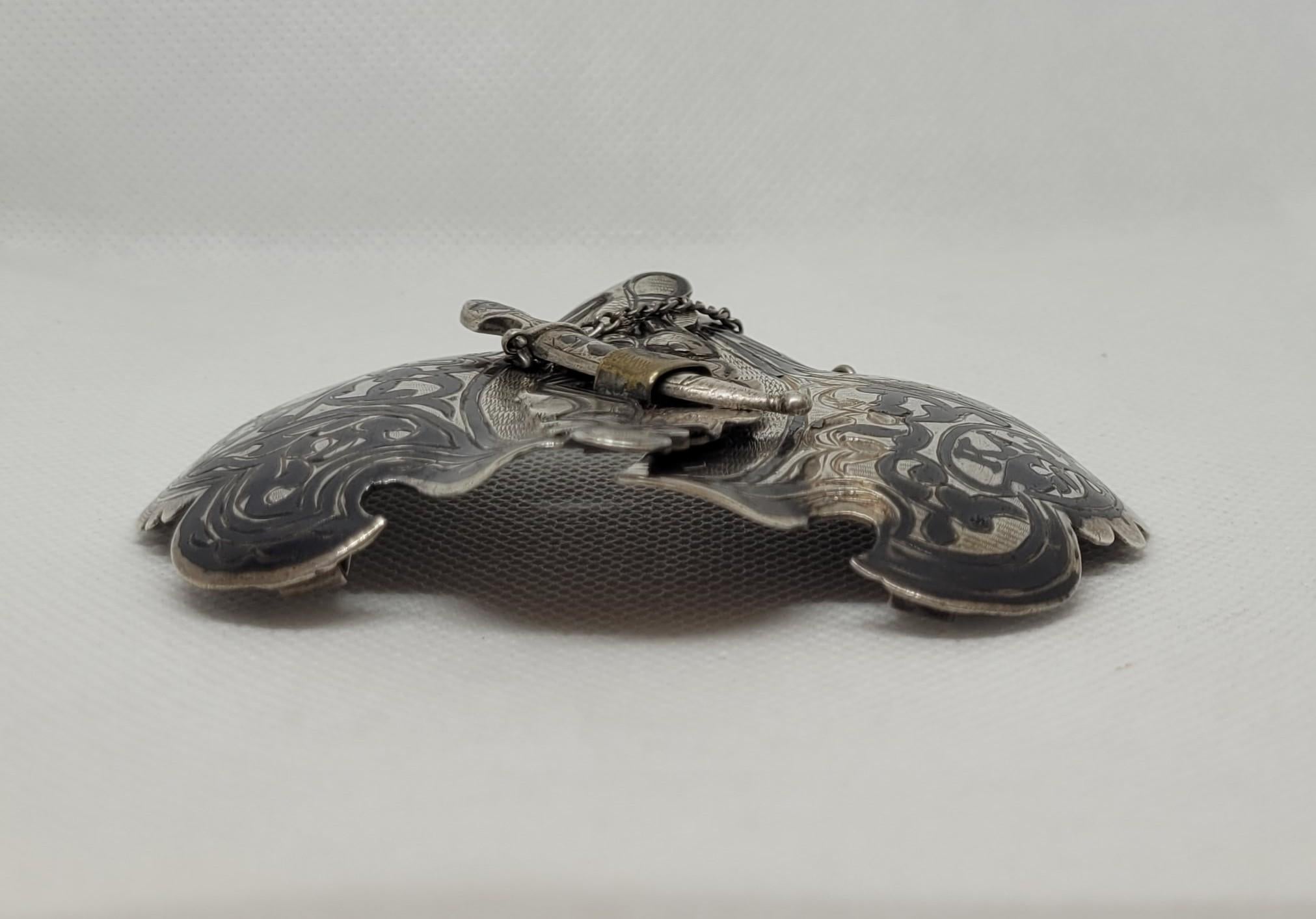 Vintage Silver Belt Buckle with Black & Brass, Sword Latch, Domed, 3.75 x 3 Inch, Präsentiert eine exquisite und wirklich ein-of-a-kind handgefertigte Silber Gürtelschnalle, Messung 3,75 Zoll in der Länge und 3 Zoll in der Breite. Dieses auffällige
