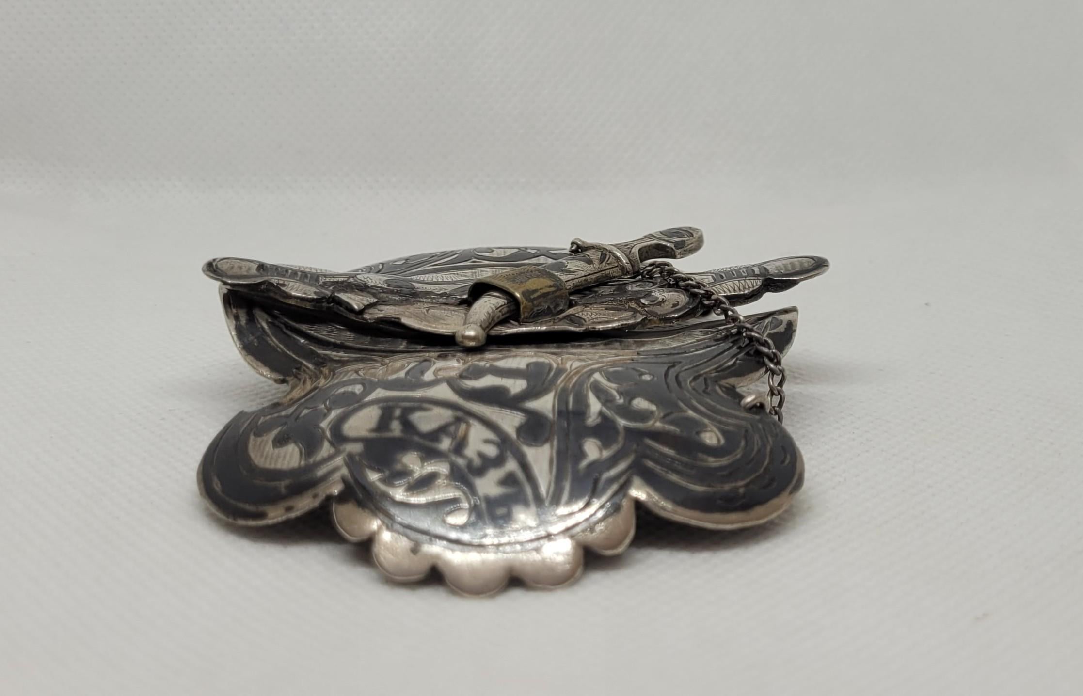 Vintage Silber Gürtelschnalle mit Schwarz & Messing, Schwert Verschluss, gewölbt, 3,75 x 3 Zoll im Zustand „Gut“ im Angebot in Rancho Santa Fe, CA