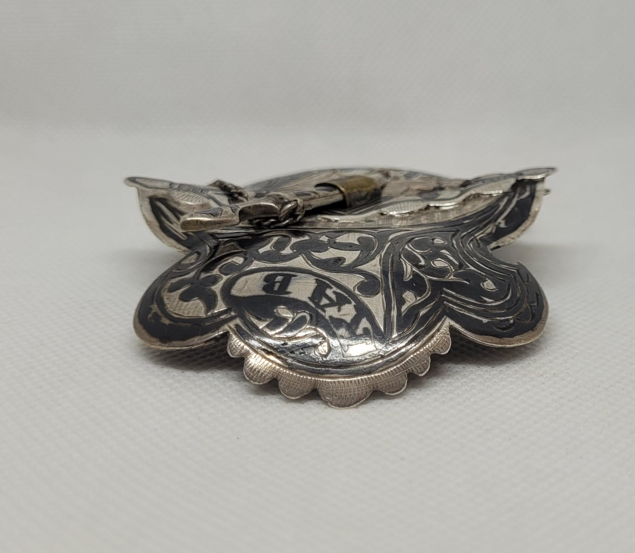 Vintage Silber Gürtelschnalle mit Schwarz & Messing, Schwert Verschluss, gewölbt, 3,75 x 3 Zoll für Damen oder Herren im Angebot