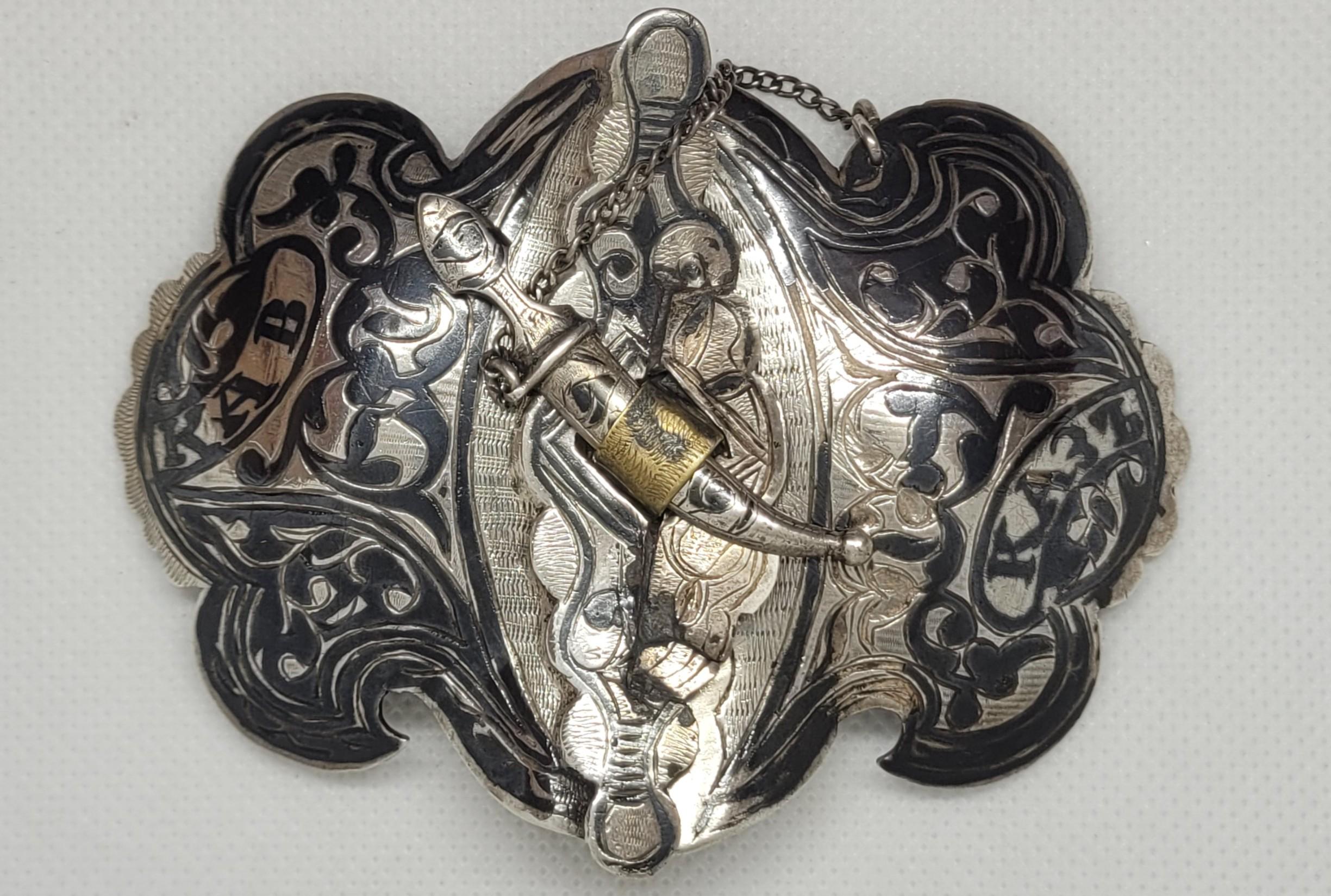 Vintage Silber Gürtelschnalle mit Schwarz & Messing, Schwert Verschluss, gewölbt, 3,75 x 3 Zoll im Angebot 4