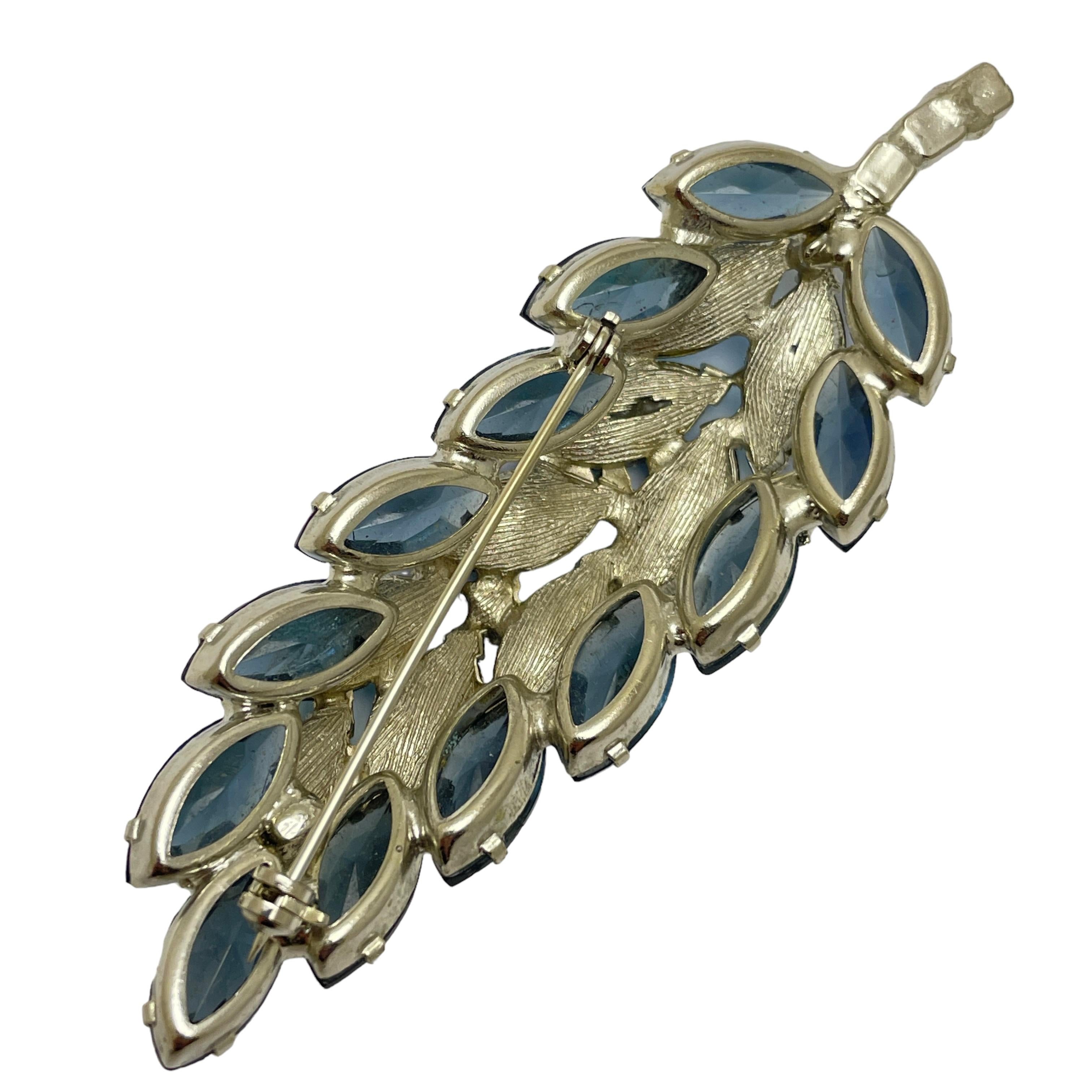 Vintage silver blue green rhinestine designer runway earrings brooch set In Good Condition For Sale In Palos Hills, IL
