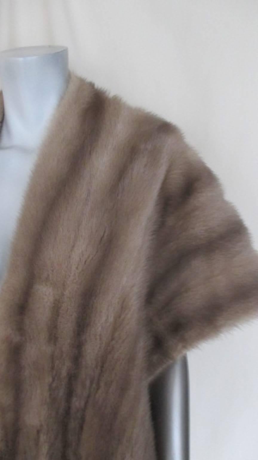 This stole is made of soft quality mink fur.
Its light to wear and in excellent vintage condition.
Silverblue Mink is a grey mink with slight brown shading. Production volume is lower than the brown types.
At the lining has some minimum wear. see