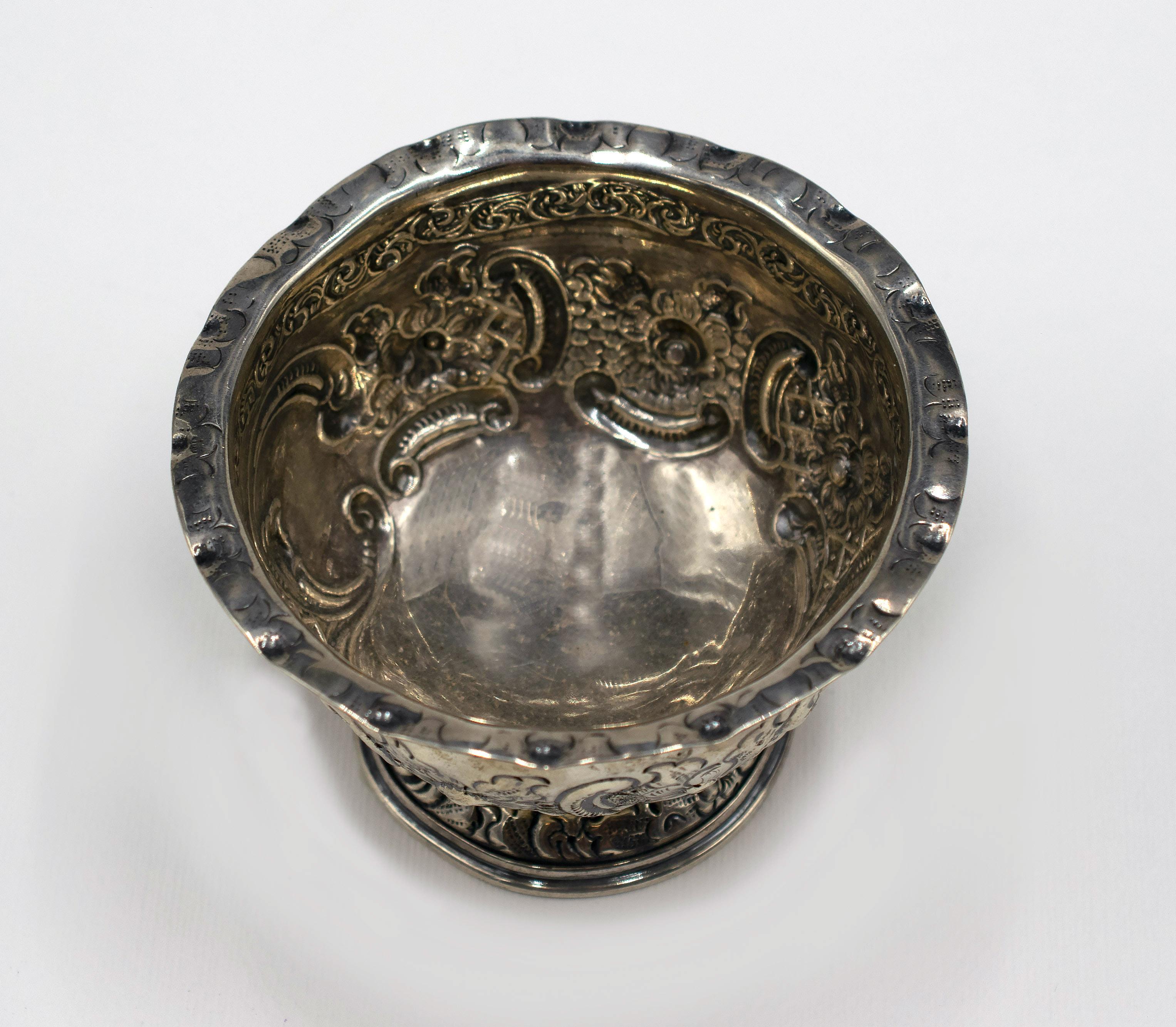 Silver bowl is a precious decorative object realized in 20th century.

Very elegant silver bowl with very refied floral decorations

Marked with stamps under the base.

In good conditions.