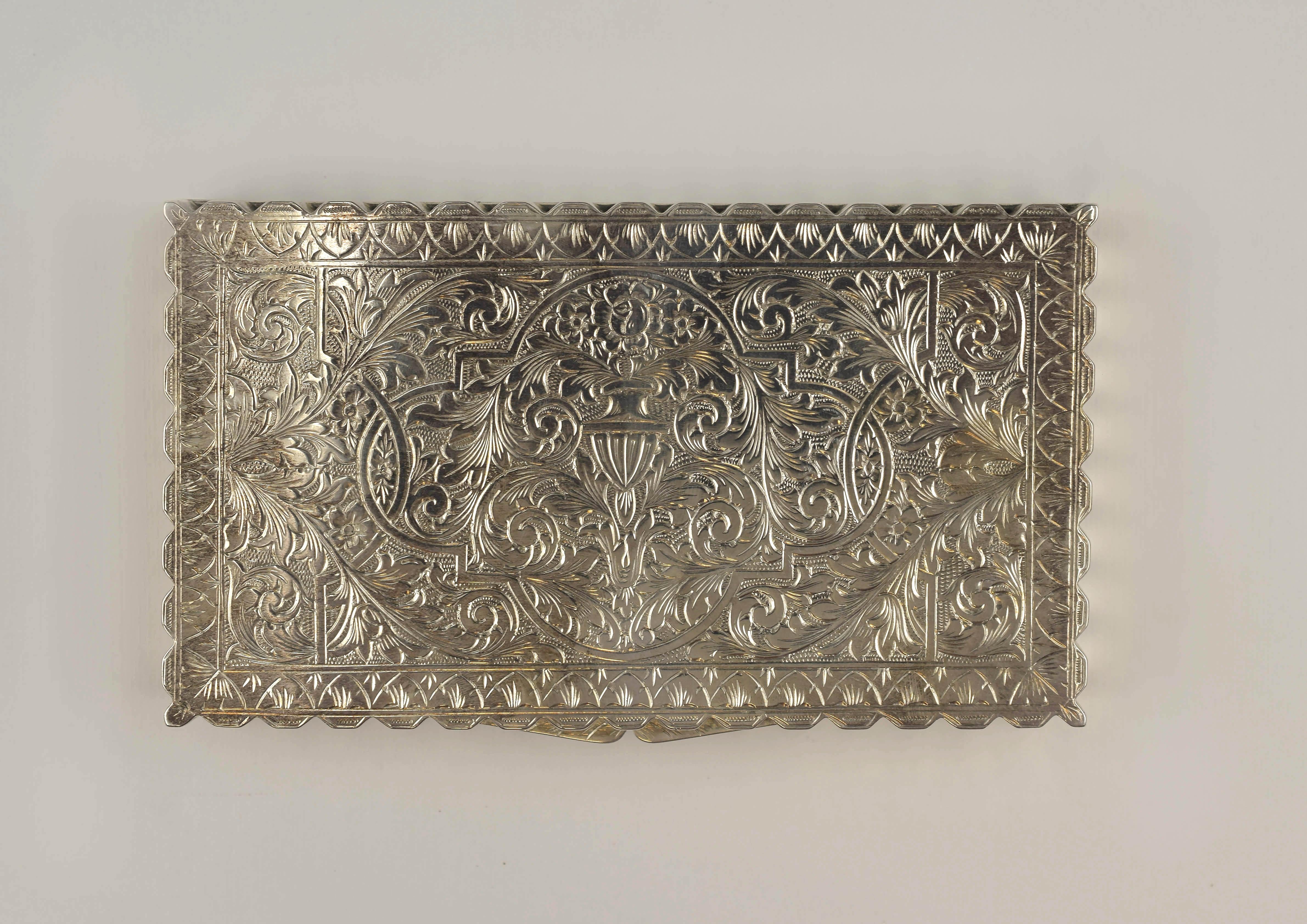 Vintage silver box is a precious decorative object realized in 20th century.

Very elegant box in silver, made at the beginning of 1900s.

Finely decorated on the top with a very elegant chiseling decoration.

In good conditions.