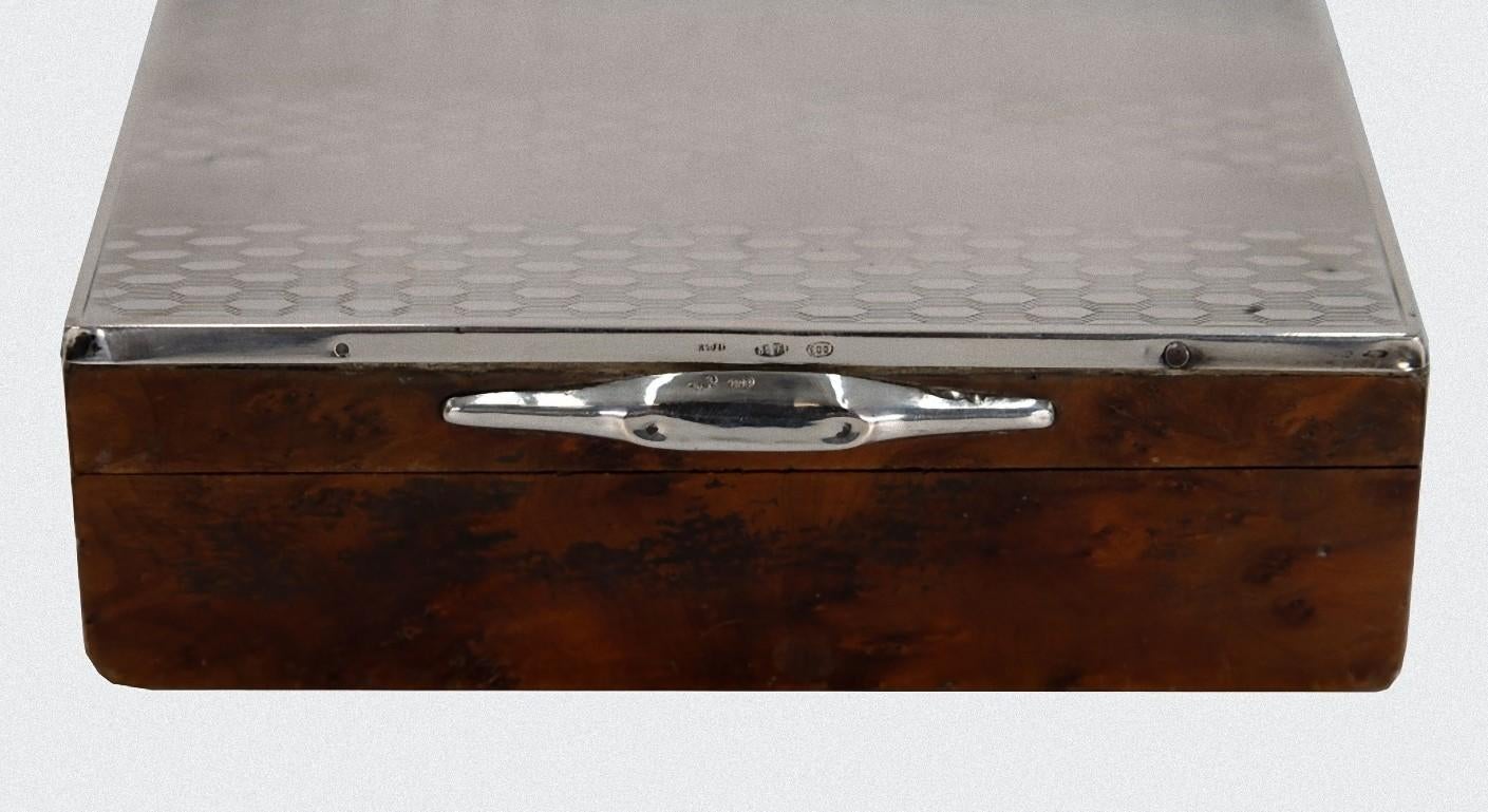 Vintage silver box is a precious decorative object realized in the early 20th century.

Very elegant box in silver, finely decorated on the top with a very elegant geometric decoration.

In good conditions.