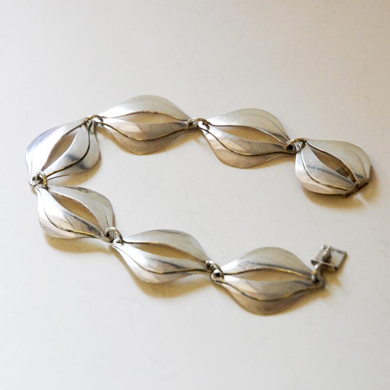 Swedish 'Stilsmycken' silver bracelet by Erik Svane, Helsingborg, Sweden, 1960. Bracelet with oval organic sections linked to each other with oval openings in each link. Classic, easy to wear bracelet with box locker. Stamped with SVAN K9.

Good