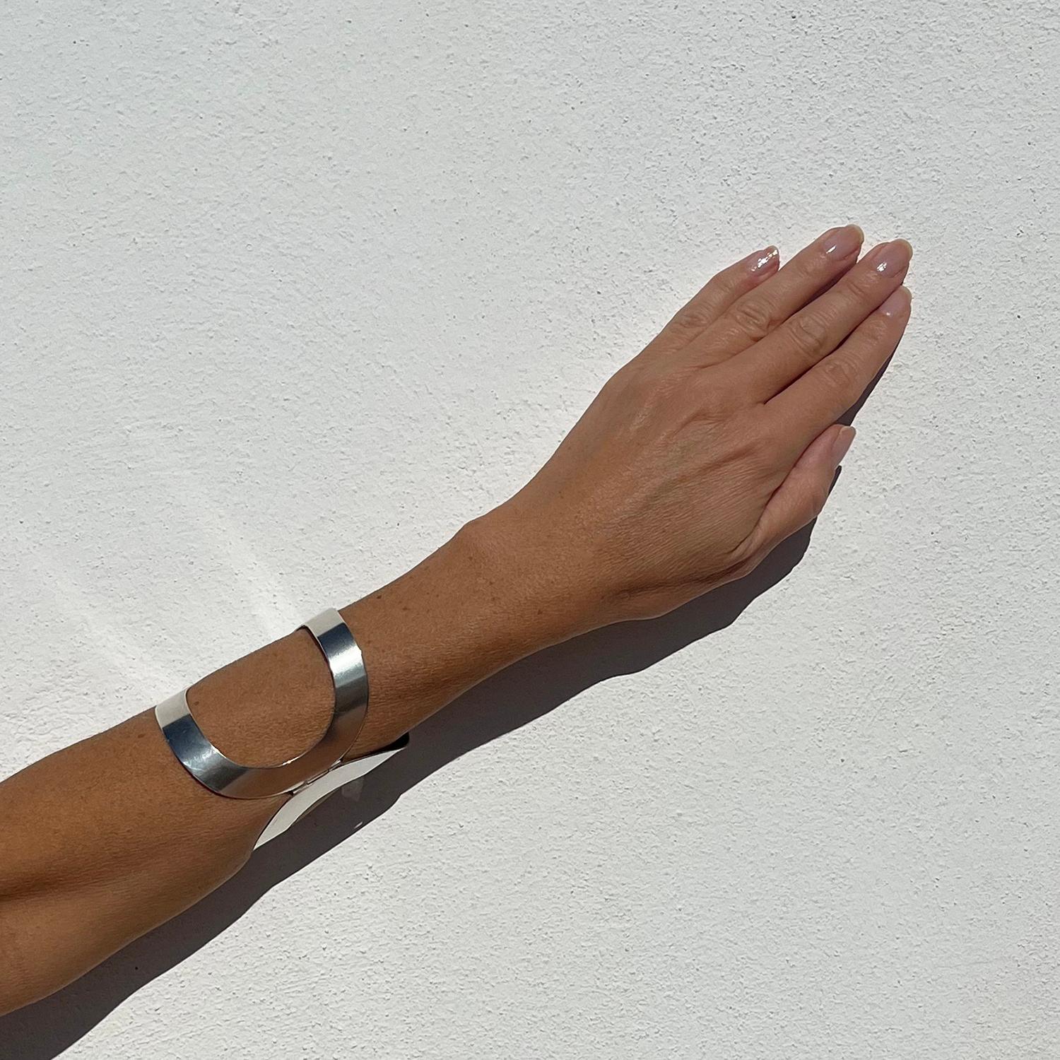Bracciale d'argento vintage del maestro finlandese Ilmari Puhakka. Realizzato nel 1968. in vendita 9