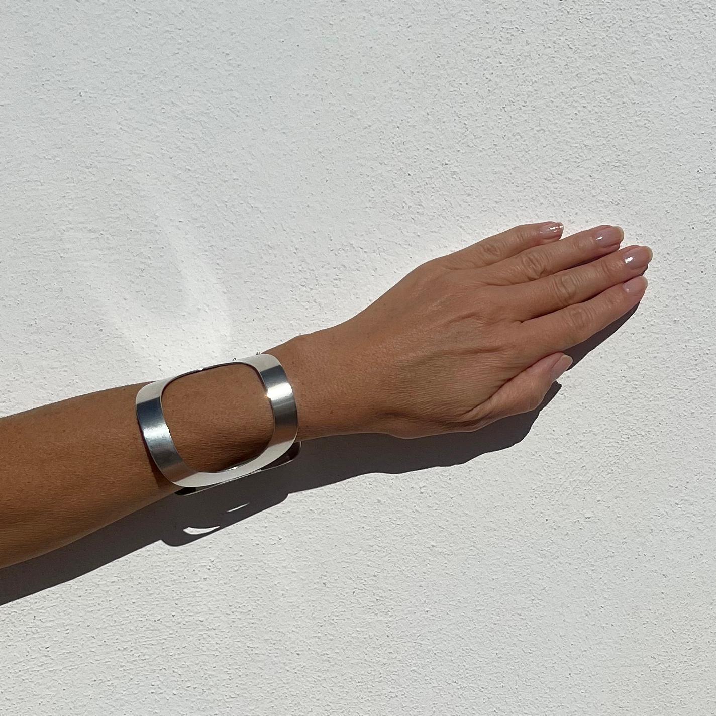 Bracciale d'argento vintage del maestro finlandese Ilmari Puhakka. Realizzato nel 1968. in vendita 10