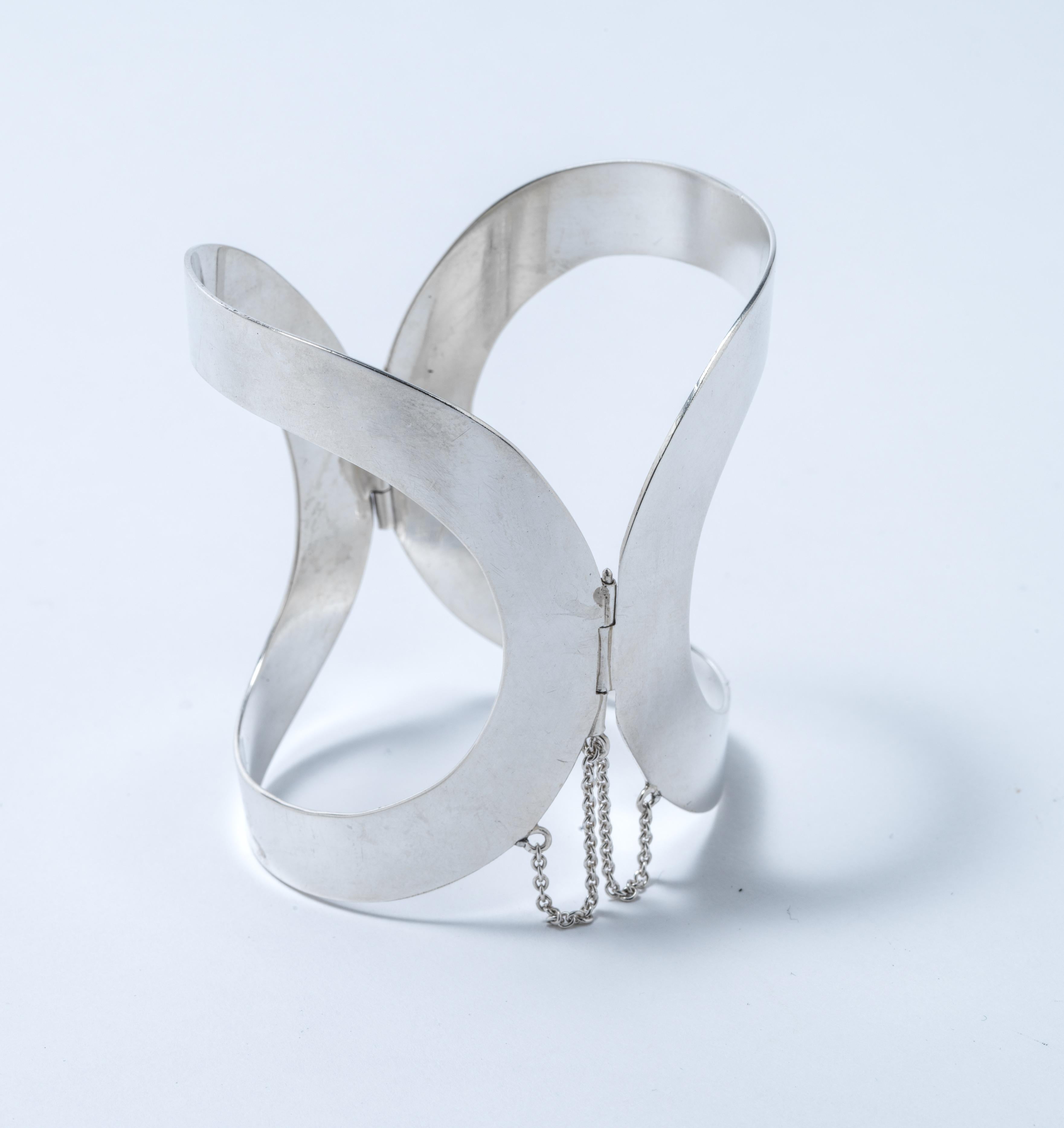 Questo braccialetto d'argento unico, realizzato nel 1968, ha un design audace tipico degli anni '60. È stato realizzato nel 1968 e sembra ancora moderno come se fosse stato prodotto oggi. 
Il creatore, Ilmari Puhakka, non ha realizzato una grande