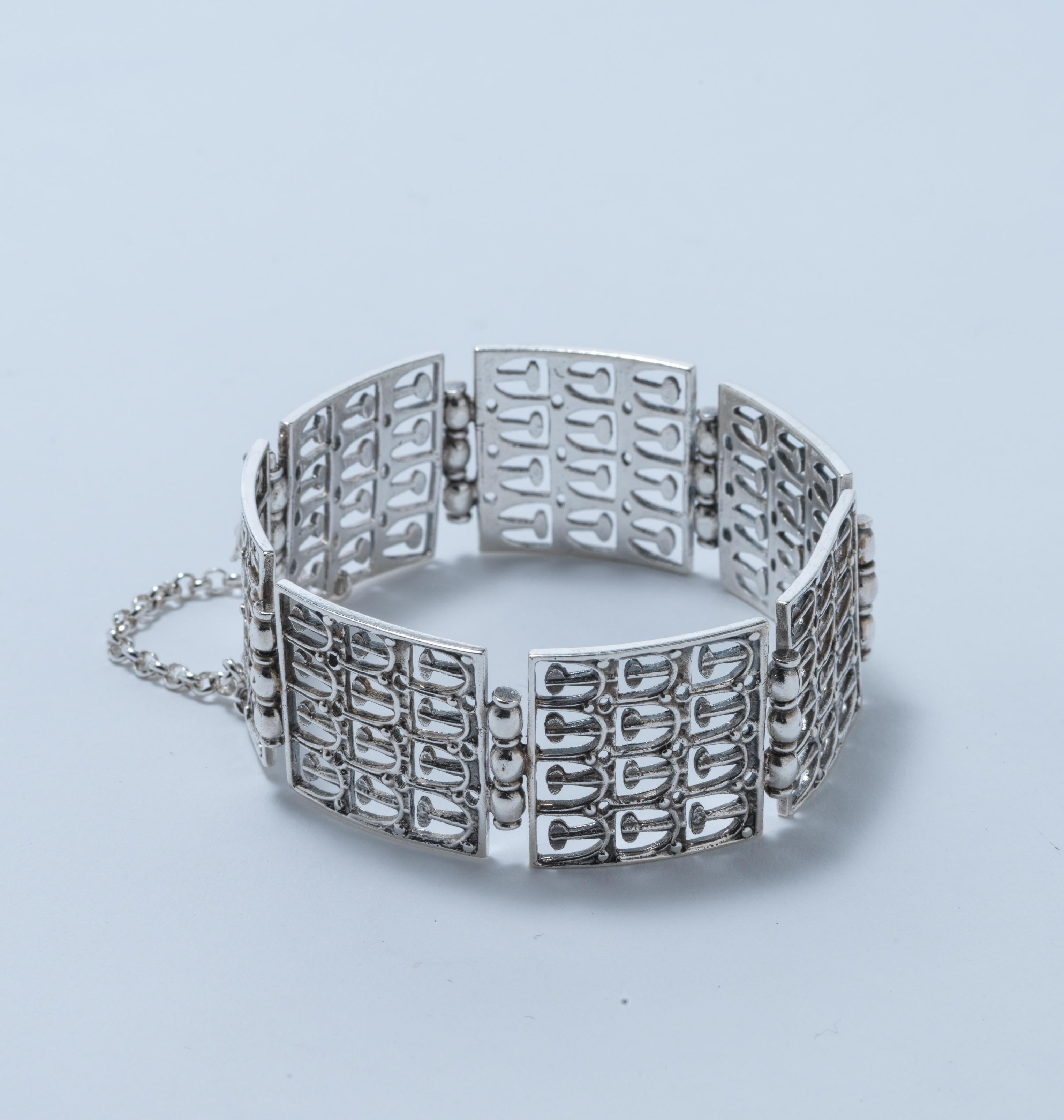This 1970s Finnish bracelet is so typical Finnish and typical 70s. Its design is simple but yet refined. It suits both younger and older persons. A piece of art to be worn.
Made of sterling silver in 1975. 
