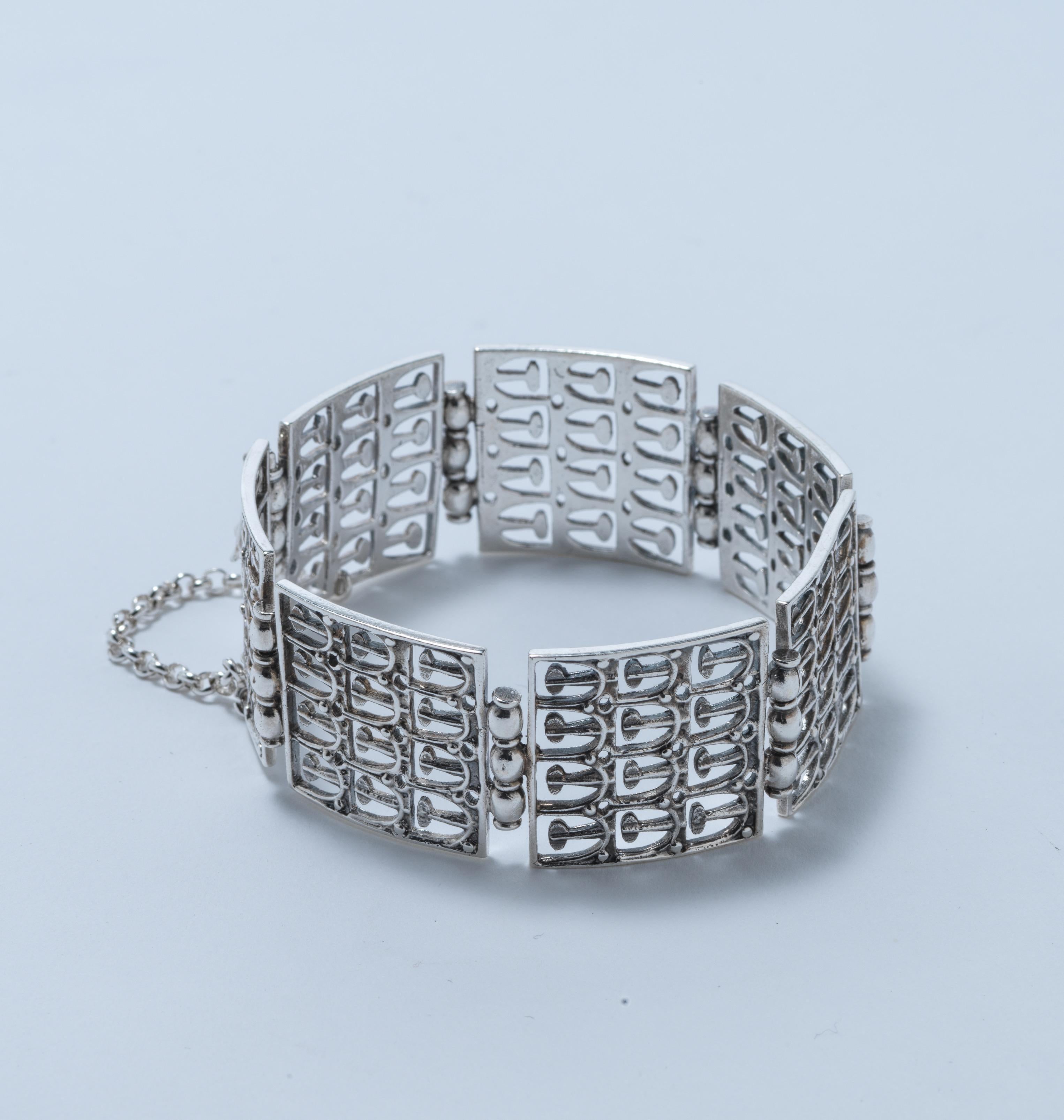 Dieses finnische Armband aus den 1970er Jahren ist so typisch finnisch und typisch 70er Jahre. Sein Design ist einfach, aber dennoch raffiniert. Es eignet sich sowohl für jüngere als auch für ältere Menschen. Ein Kunstwerk, das getragen