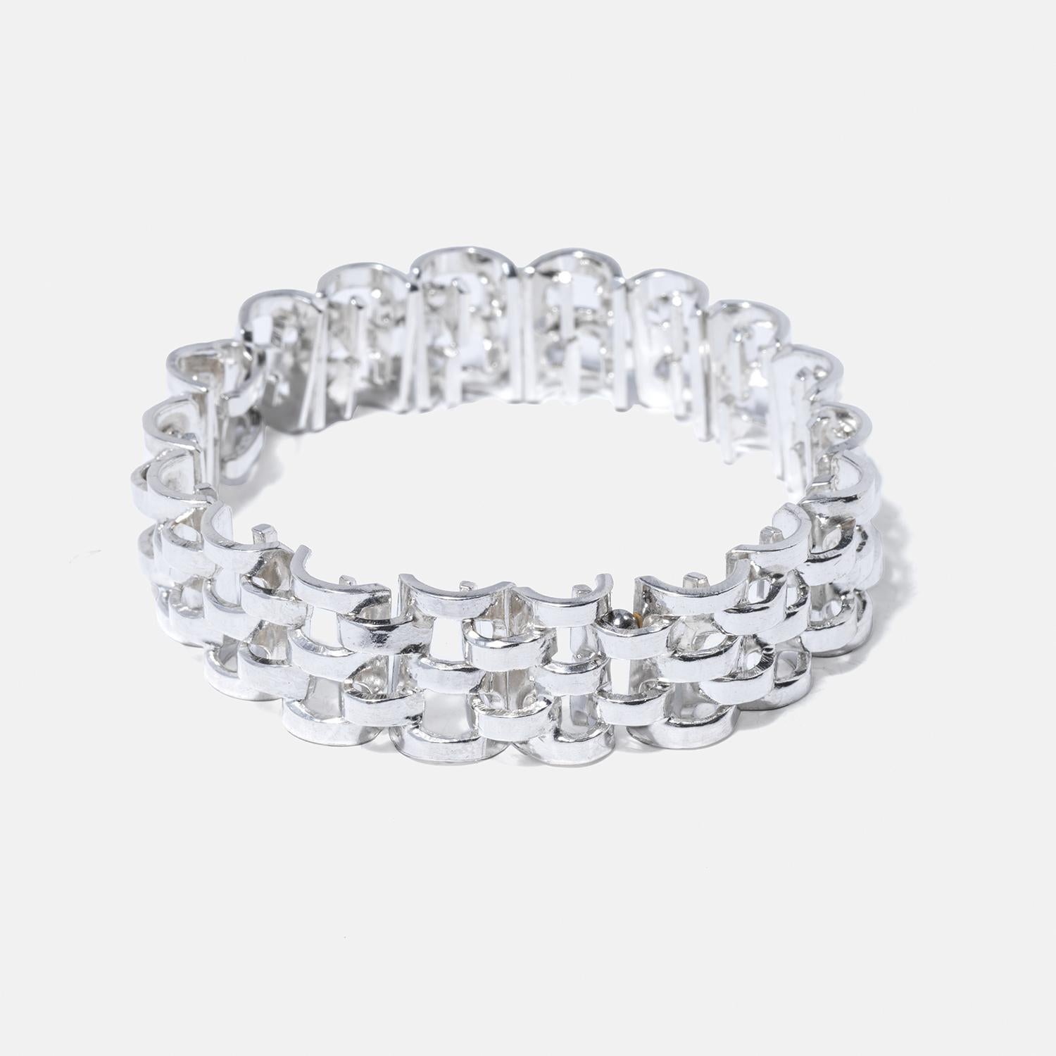 Esta elegante pulsera está elaborada con rectángulos de plata de ley enlazados firmemente para formar un diseño que recuerda a la cota de malla. Los eslabones tienen un brillo blanco resplandeciente, aportan un toque de armadura radiante a cualquier