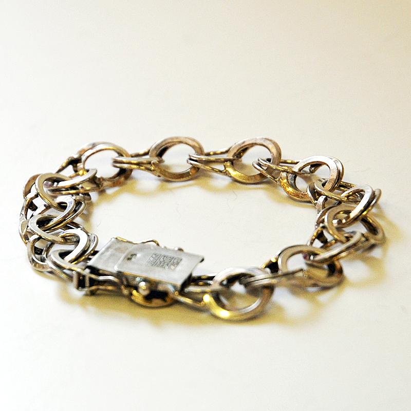 Swedish silver bracelet by Curt Halberg, Köping AB, Sweden, 1974. Vintage bracelet with double set of rings linked to each other. Classic, easy to wear with box locker. Stamped with SMH830S Z9.

Good vintage condition. Size: 20 cm L, 1.5 cm W.