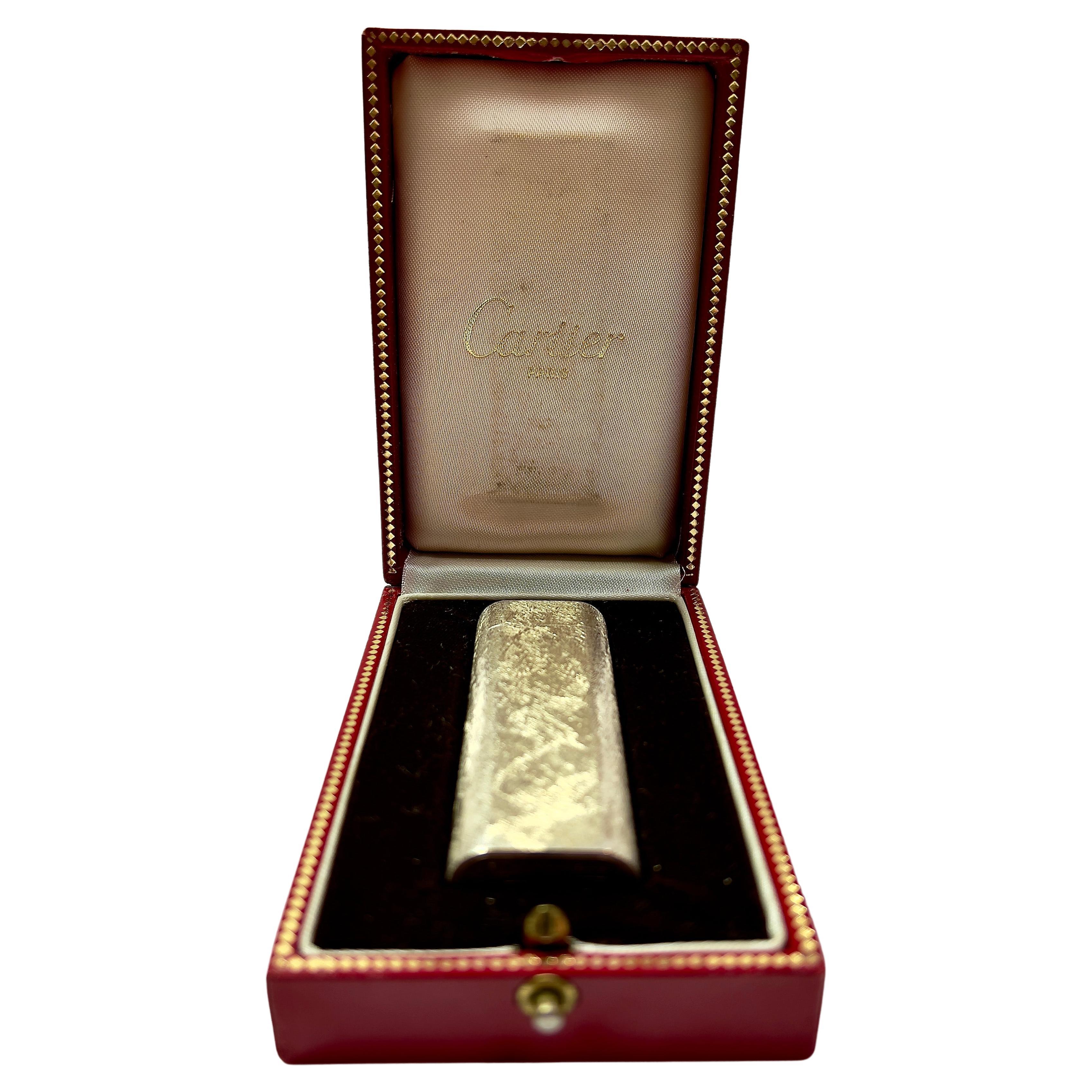 Absolutely stunning Cartier lighter. This beautiful lighter has an elegant cross engraving design. Its elegant slim vesta is classy and luxurious. Lighter is in wonderful condition in its original beautiful red Cartier Paris push open box.

Vesta