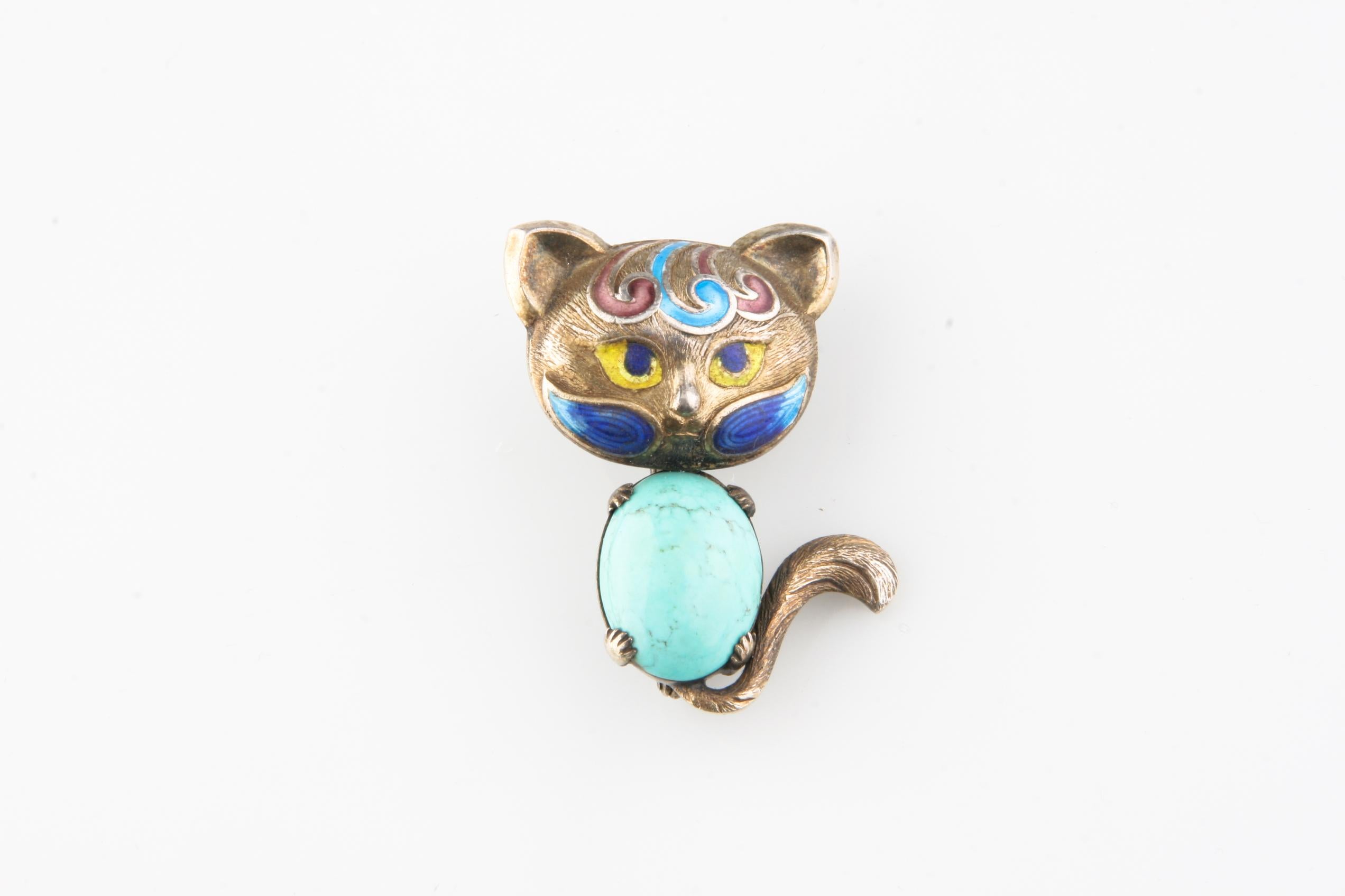 Gorgeous silver cat brooch.
Features a stylized cat holding a turquoise cabochon.
Detailed with colored enamel.
Length: 34 mm.
Width (at Head): 24 mm.
Weight: 7.8 grams.
Cute, whimsical addition to your collection!