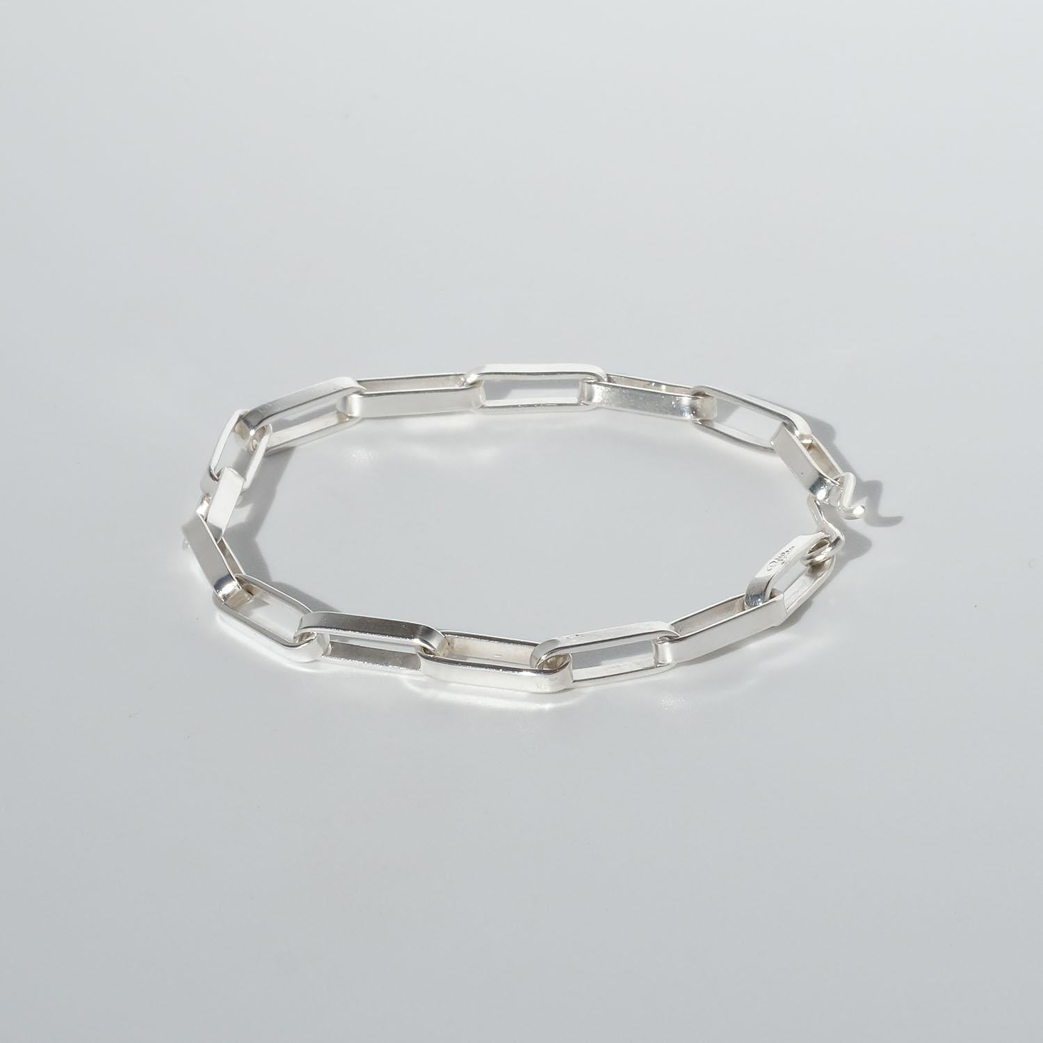 This sterling silver chain bracelet is made of rectangular silver links which are linked together. The links have a glossy surface and the bracelet closes easily with a hook.

The chain has a sleek appearance with its geometric shaped links. This is