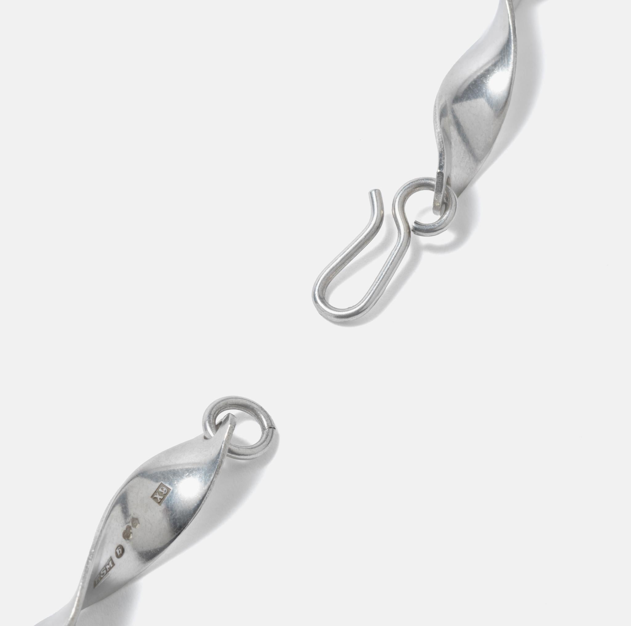 This silver chan is so typical 70s. Its chain is made of 18 twisted silver plates that connected with round links. The design is simple but at the same time gives life to the necklace. This is a piece to wear everyday.