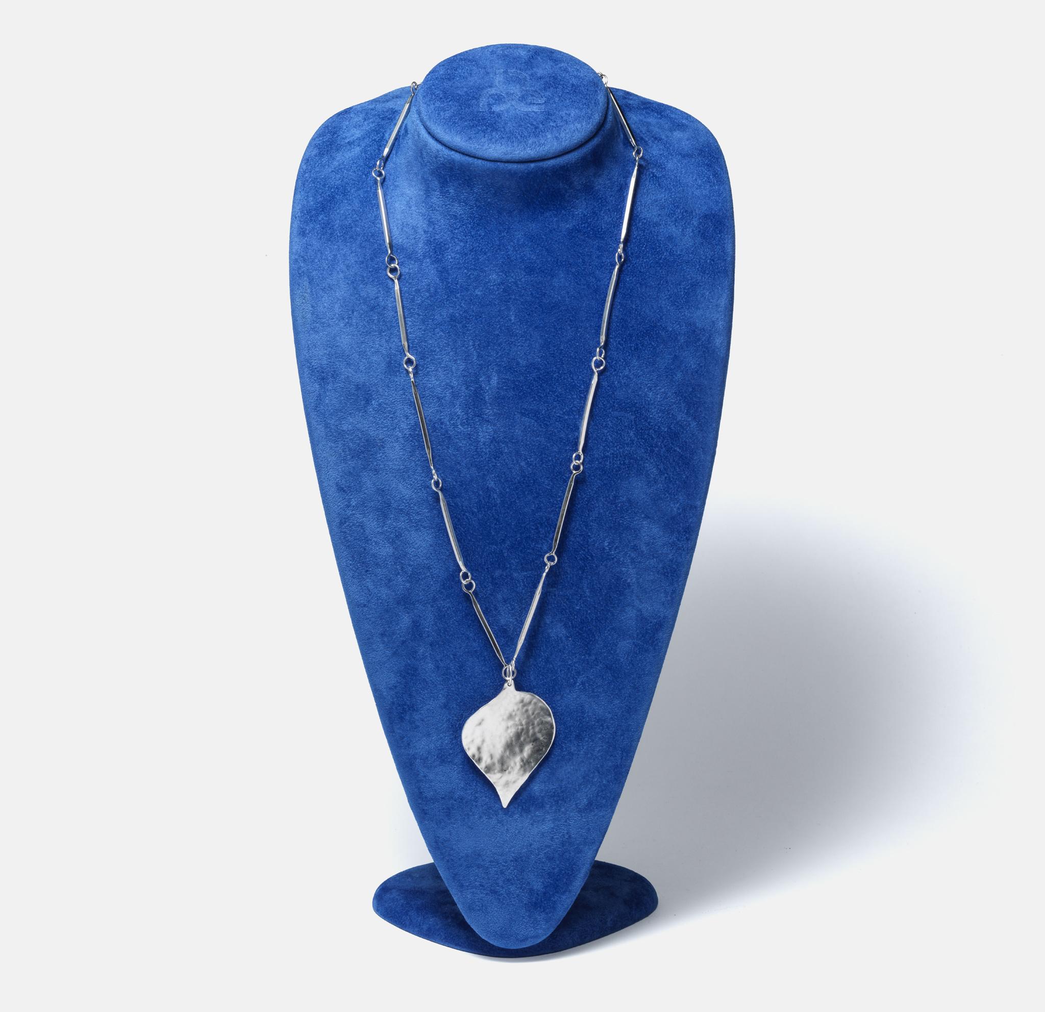 Catena d'argento vintage con ciondolo d'argento a forma di foglia. Realizzato nel 1971. in vendita 5