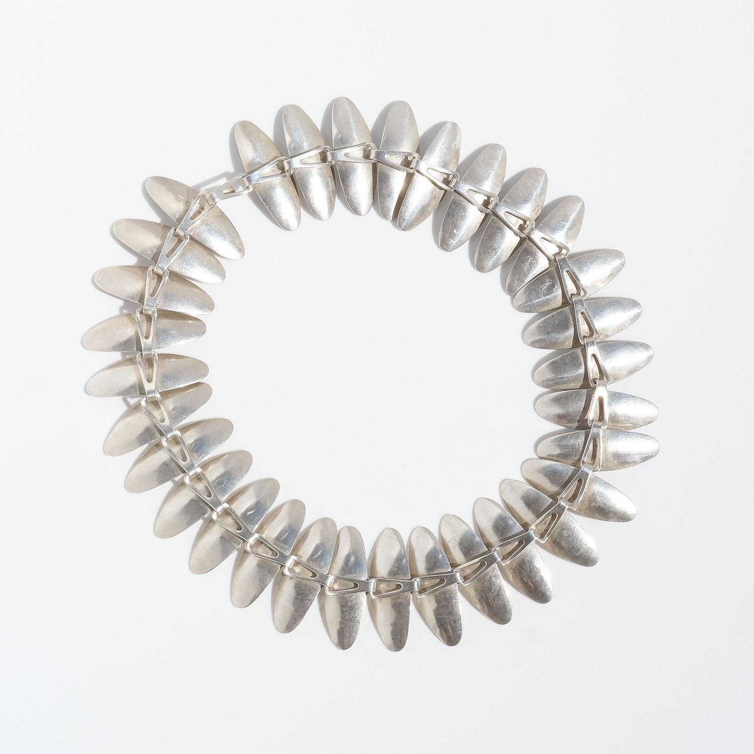 Silberne Choker-Halskette von Atelier Borgila, hergestellt im Jahr 1956 im Angebot 6