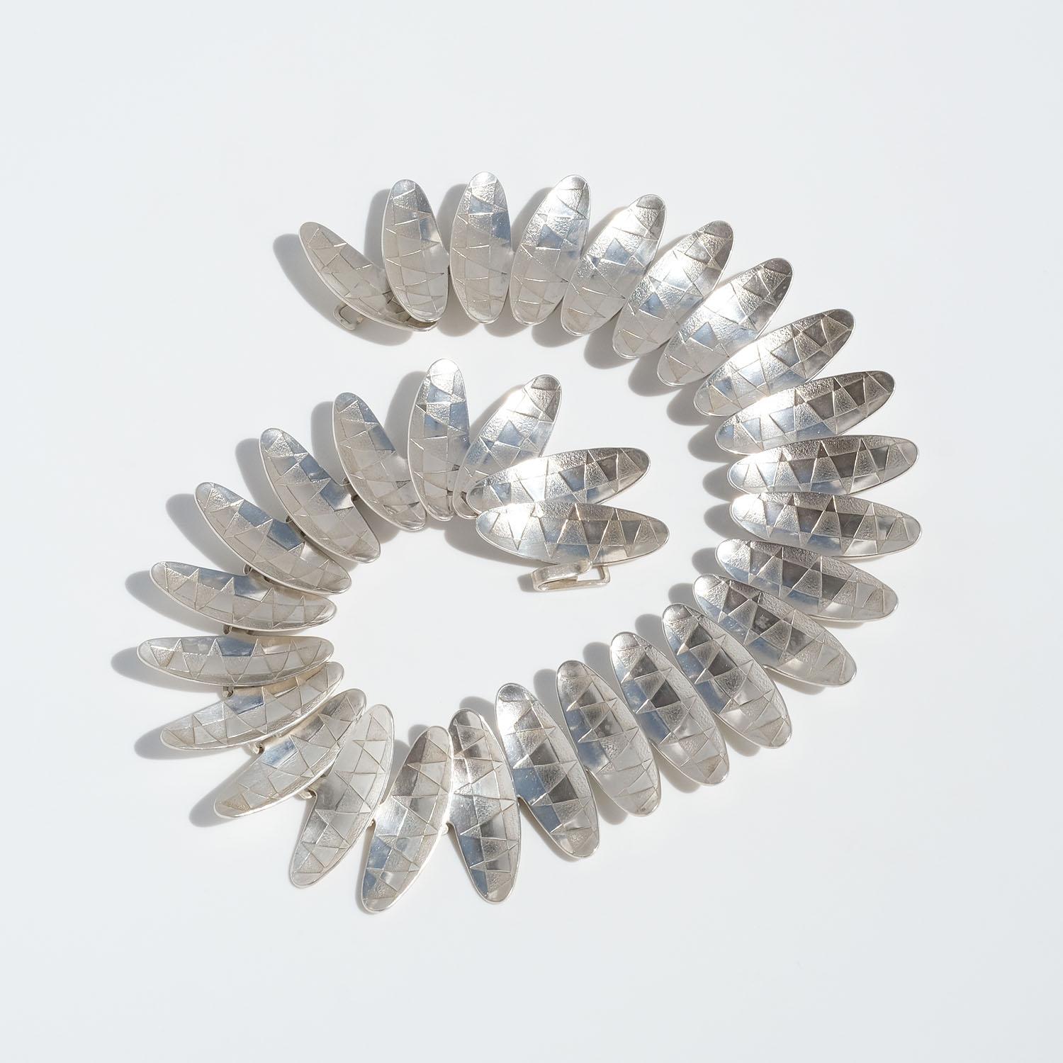 Silberne Choker-Halskette von Atelier Borgila, hergestellt im Jahr 1956 im Angebot 2