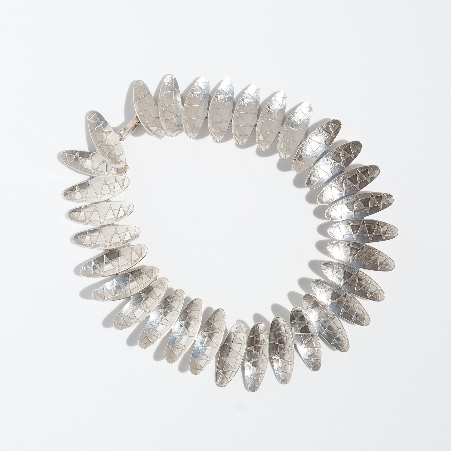 Silberne Choker-Halskette von Atelier Borgila, hergestellt im Jahr 1956 im Angebot 4