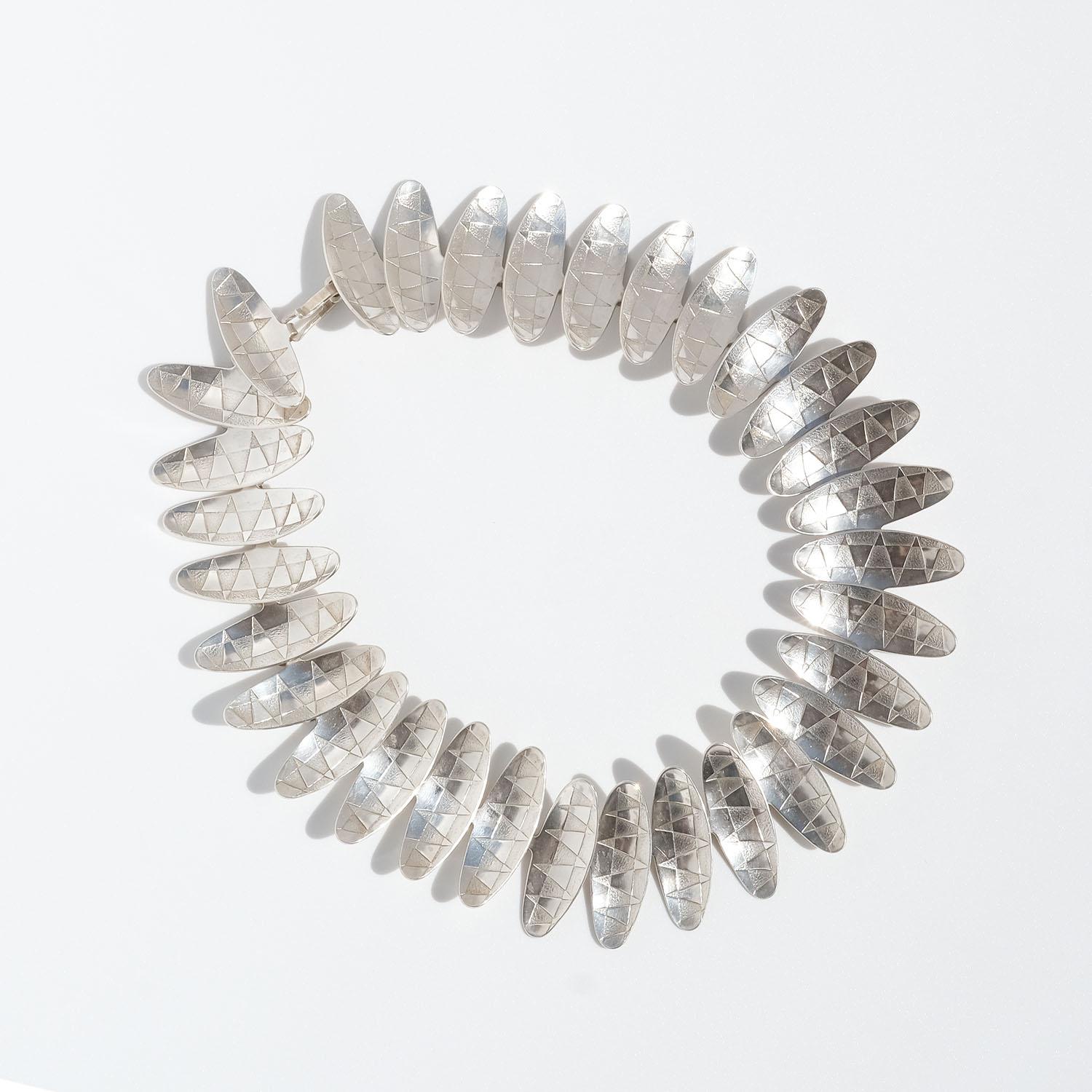 Silberne Choker-Halskette von Atelier Borgila, hergestellt im Jahr 1956 im Angebot 5