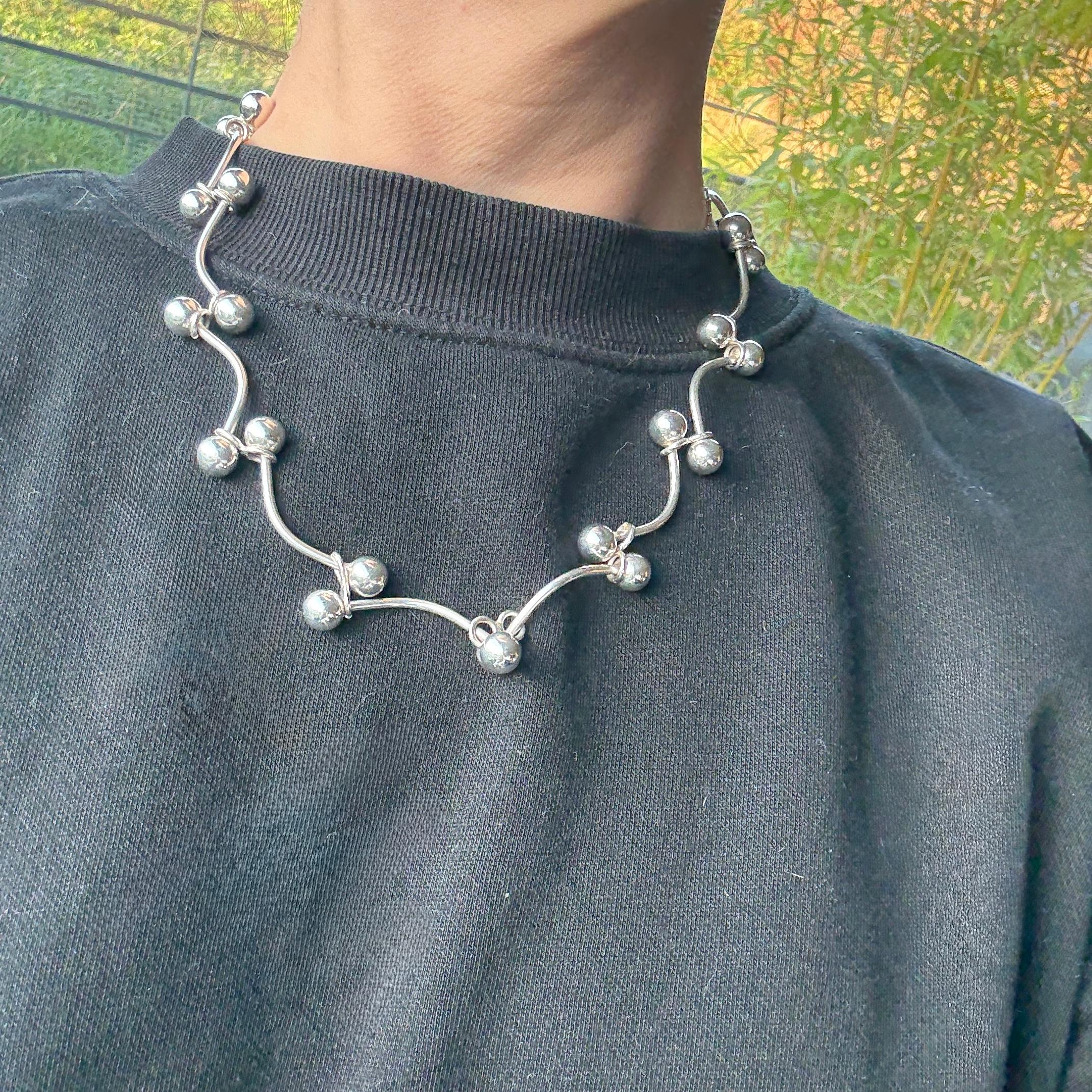 Splendida collana in argento lucido. Molto versatile e classico, ha splendidi dettagli lucidi a forma di orbita.

Length: 50cm
Larghezza della catena: 417 mm

Peso: 80,75 g