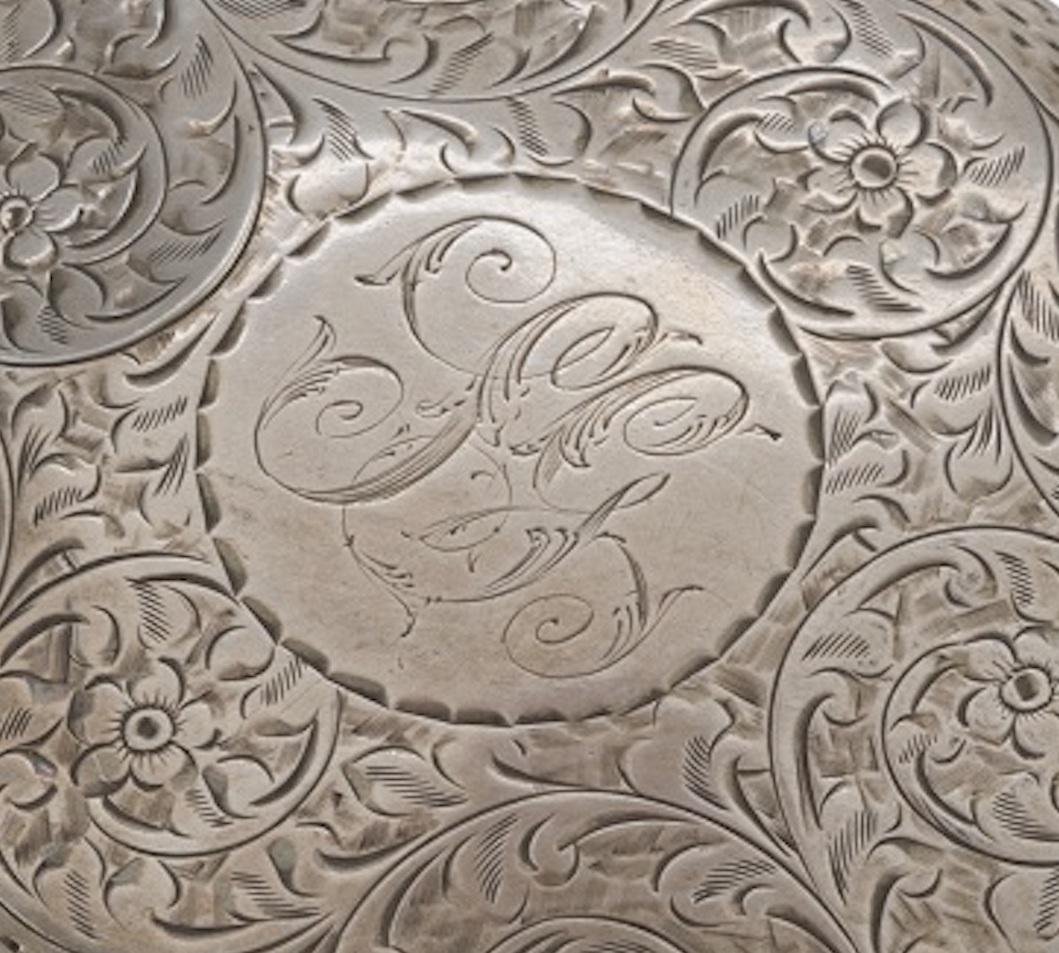 Silver cigarette case is an original artwork realized in 1911 by the silversmith Joseph Gloster.

Engraved with leaves and flowers, with initials.

Title 925/1000

Excellent conditions.

Very beautiful and refined silver work realized by the
