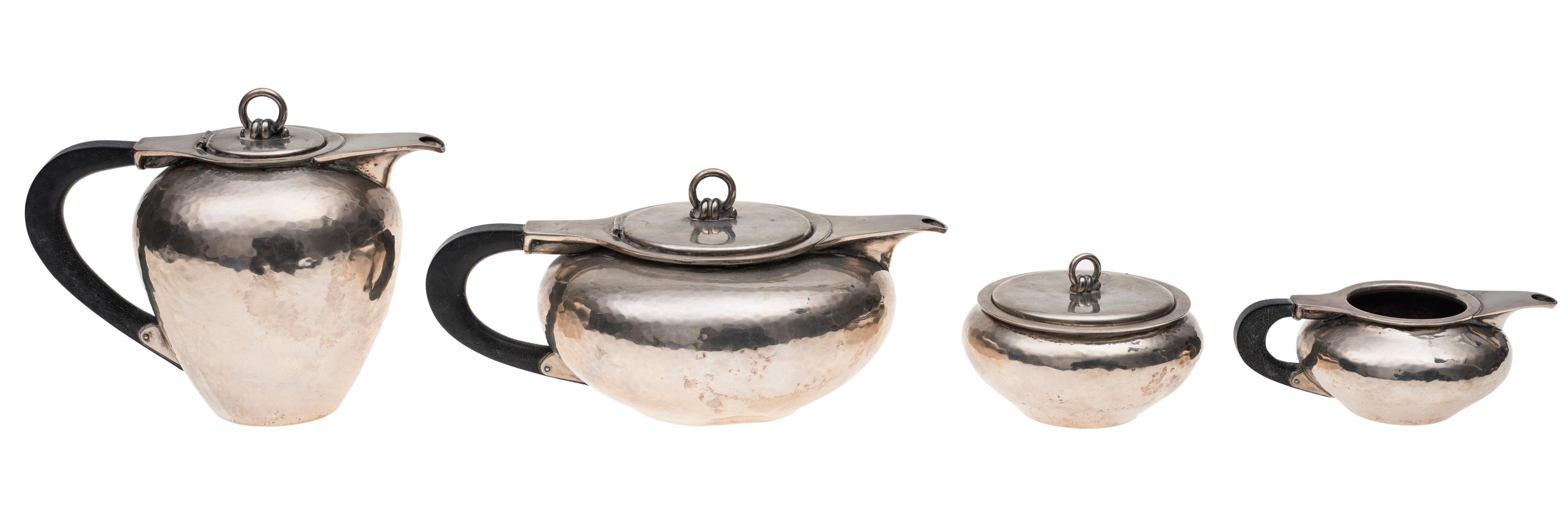 Servizio da caffè e da tè d'argento vintage, timbro fascista, 1934-1944.
Corpo liscio, manici in legno ebanizzato, composto da una teiera, una caffettiera, una zuccheriera e una lattiera. Peso 1.230 Kg, altezza massima cm. 15.

Buone