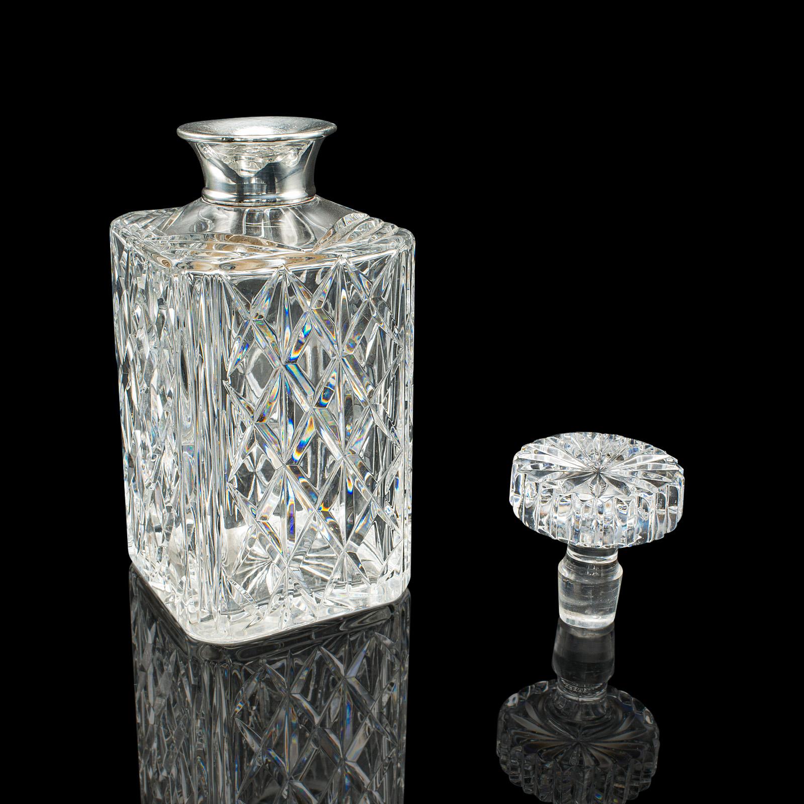 Dies ist eine feine Vintage-Spirituosenkaraffe, die in England hergestellt und 1969 gestempelt wurde. Sie bietet eine wunderbare Mischung aus Design aus der Mitte des Jahrhunderts und traditioneller Handwerkskunst. Dieses elegante Whiskey-Gefäß aus