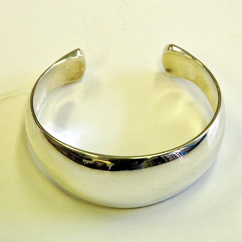 A wonderful Classic midcentury arm ring designed by Ove Wendt for Georg Jensen in Denmark, 1960s. Round sculpted and in good vintage condition.
Marked: Denmark 925S. 12- Design Ove Wendt. Gerorg Jensen. Measures: 6.2 cm W x 5 cm H x 2.7 cm D.