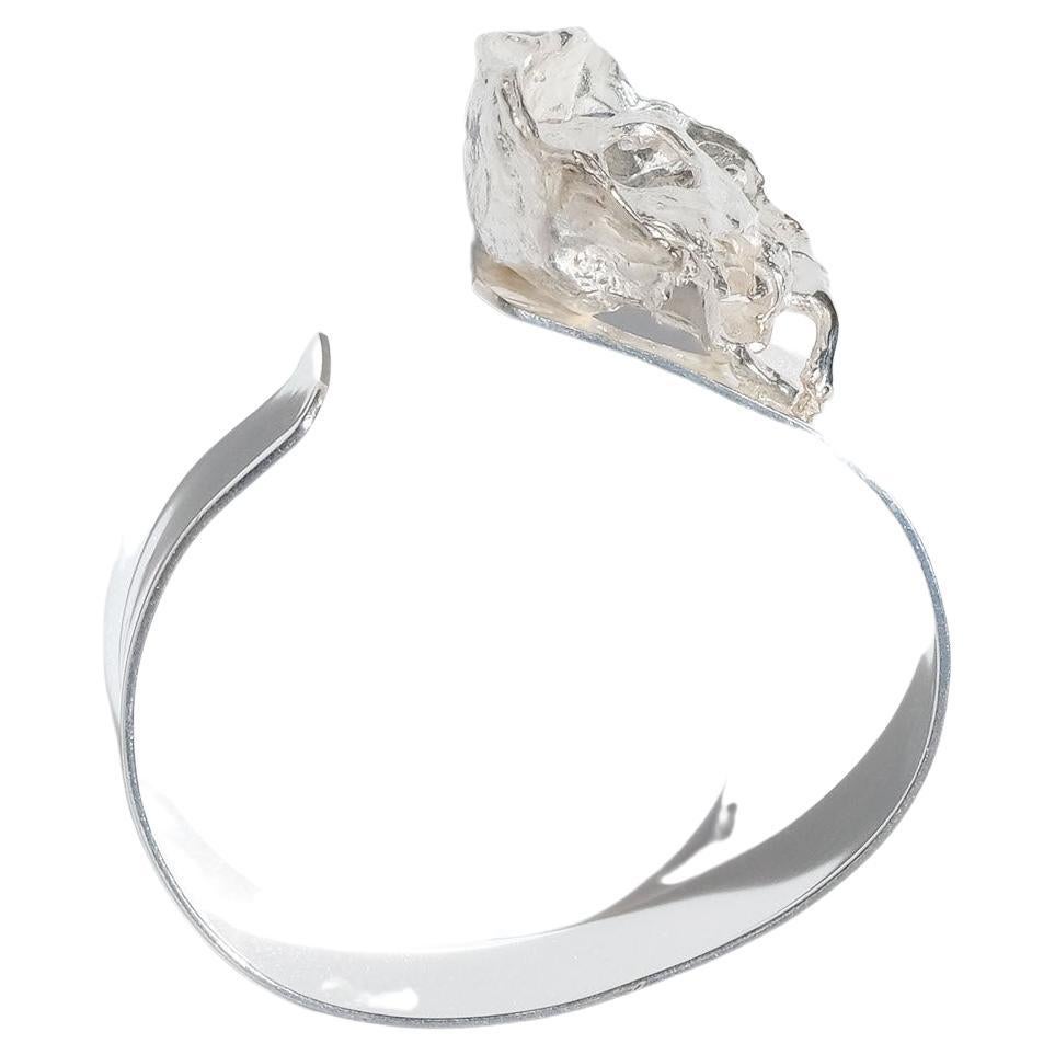 This silver cuff bracelet is adorned with a silver rose on top. The bracelet has a glossy surface and the silver adornment a bright colour.

This is a joyful piece that will add the final touch to any outfit.

Dimensions: inner circumference 16,5