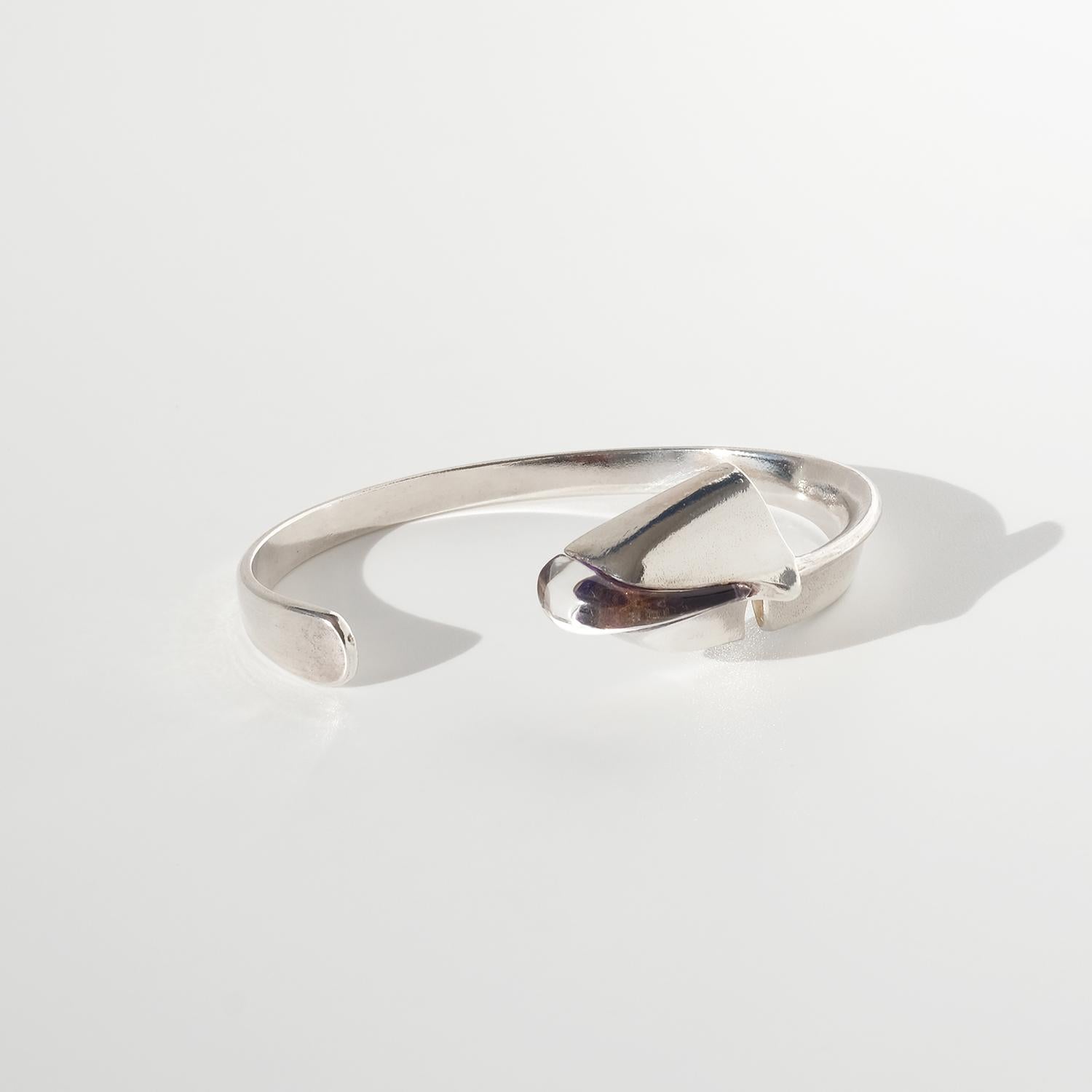 This sculptural cuff bracelet in silver and acrylic, named 