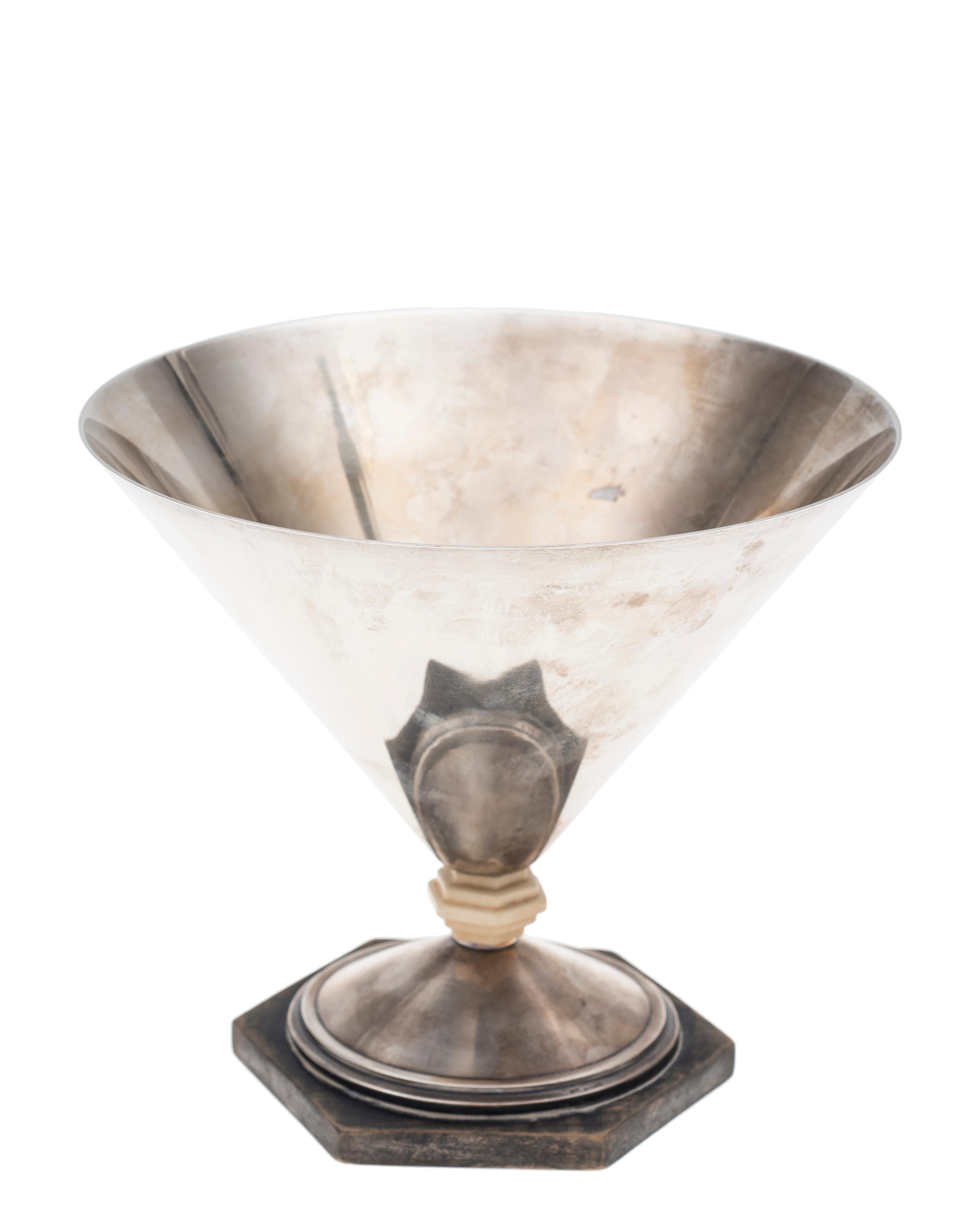 Vintage silver cup, Bosato Manufacture, Venice, beginning of 20th century.
Smooth body, base in wood.
Good conditions.

This object is shipped from Italy. Under existing legislation, any object in Italy created over 70 years ago by an artist who