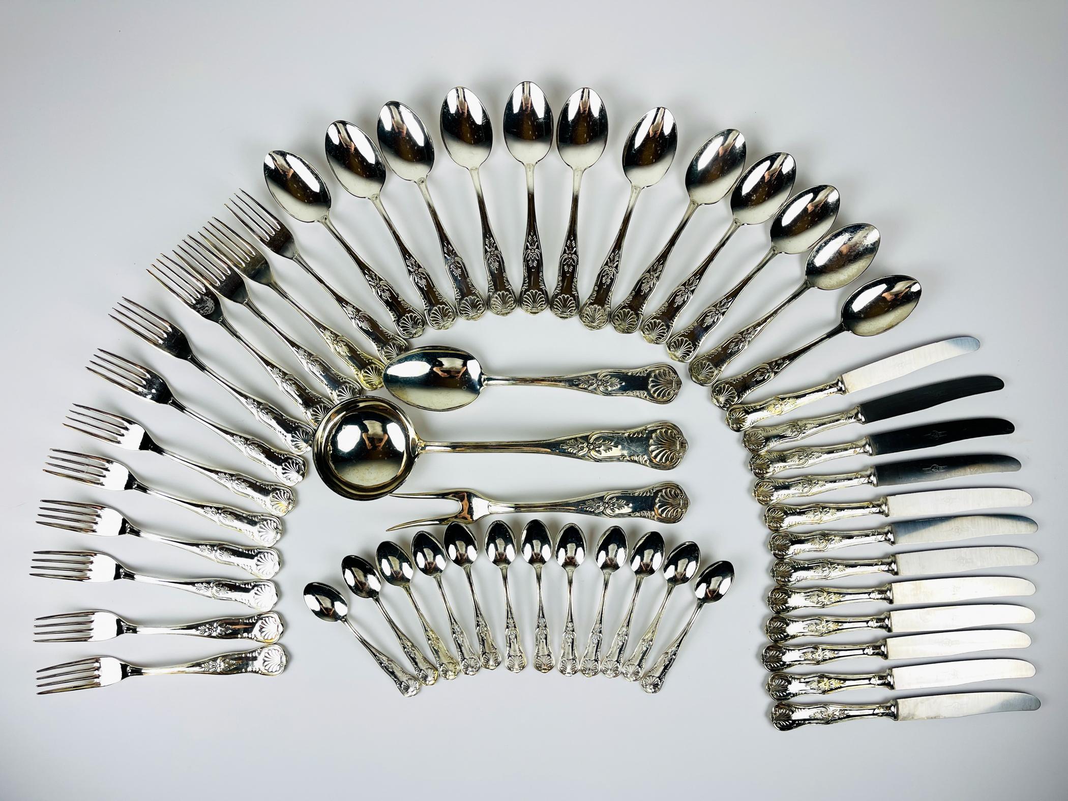 Este asombroso juego de 51 cubiertos de plata 800 es una auténtica expresión de la tradición de la platería italiana. Fabricado en Italia en la década de 1960.
Cada pieza lleva el sello 