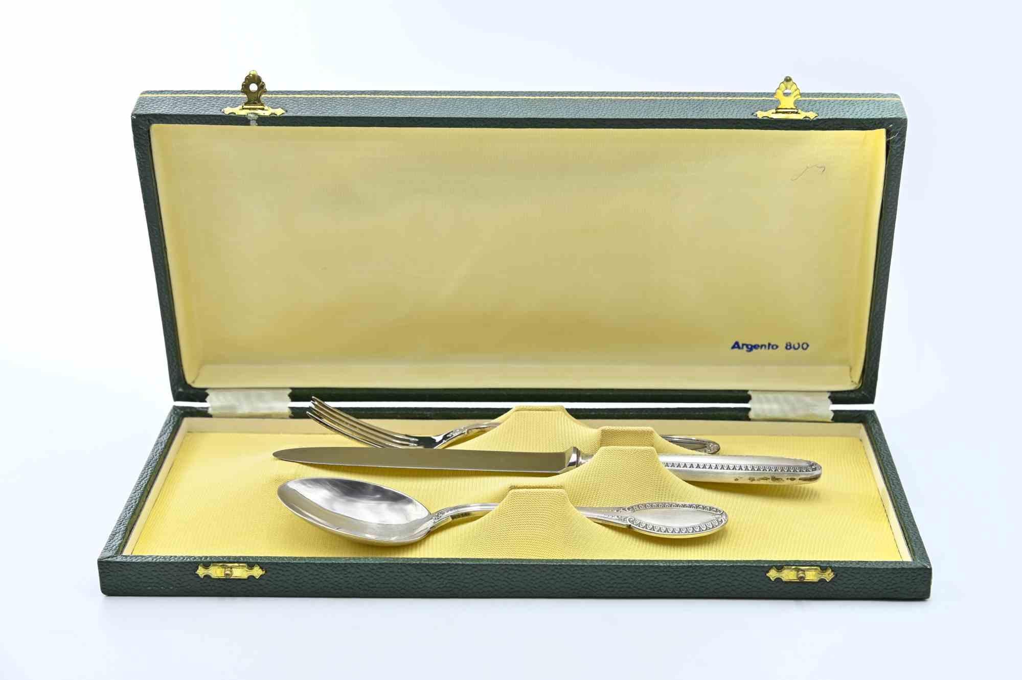 Un incantevole set di posate da bambino in argento 800, composto da cucchiaio, forchetta e coltello in un elegante motivo neoclassico con delicati dettagli di perline e decorazioni. Ogni pezzo è timbrato 